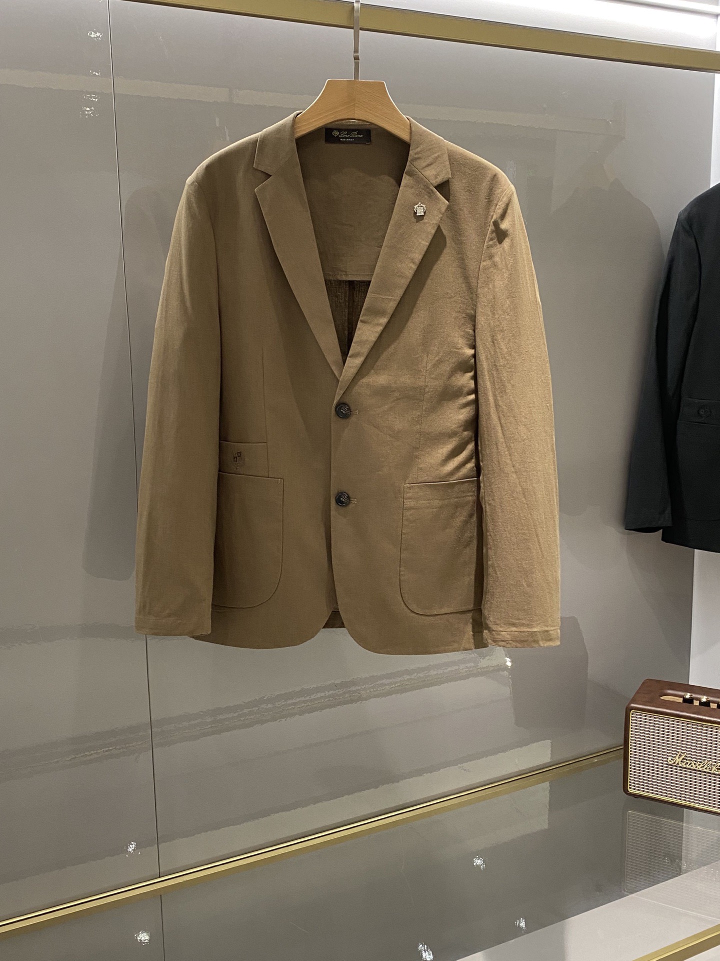 NO:848932,LP Nuoyoupanya 26Fw spring and summer series!  -LP men's high-end quality lightweight two-button linen suit!  A versatile, casual, fashionable and lightweight suit, with an old-money style slim fit, made of high-end linen fabric, full of verticality, smooth and clean lines, stylish and casual, and the upper body is more elegant and handsome!  High-end men's business and casual main line product, exquisite and beautiful metal LP home LOGO brooch on the chest, the brooch is detachable, no lining design, fashionable, casual and elegant, there is no fixed suitable age range, but its fashion performance is diversified, whether it reflects youth  Whether it is a person's dynamic personality or a mature, charming and capable successful man, he can control them all with ease. The upper body is light and comfortable, the unique tailoring is slim, simple and easy to match, the shoulder shape is straight, the suit is made from an old channel suit factory, and the quality control, texture and details are first-class. It gives full dignity and nobility.  This light and soft fabric suit is made of linen. The fabric is carefully made and has a full vertical feel. It has excellent thermal adjustability and breathability. The unlined upper body is comfortable. The fabric is thin, which does not affect the wearing experience at all. It is thin and light. It has a full vertical feel!  Its skinny texture is reflected in the tailoring, which depends on a good cutting machine master and a professional suit factory. This is a slim fit and tends to be fashionable and casual. It is no problem for formal occasions. It is suitable for various casual occasions. It is classic and versatile in black. The style is exquisite, fashionable and stylish. It maintains a delicate sense of balance and shows a passion for life. A must-have item for leisure and business!  Color Black Brown Size 48-58 (m ~ 4xl) Slim fit 178 pounds to wear  54 Bust 114 - Shoulder width 47 - Sleeve length 64 - Clothing length 72 56 Bust 118 - Shoulder width 48 - Sleeve length 65 - Clothing length 73 58: Waist circumference 122 - Shoulder width 49 - Sleeve length 66 - Clothing length 74,,loro piana,business suit,brooch,breastpin,19860909LP诺悠翩雅 26Fw春夏季出品系列！-LP男士高端品质轻薄款两粒扣亚麻西装西服！一款百搭休闲时尚轻薄款西装,老钱风系列修身的版型,亚麻高端面料打造,垂直感十足,线条感流畅干净利落,有款有型潇洒随意,上身更显气质帅气十足！ 高端男士商务休闲主线臻品,胸前精致唯美的金属LP家LOGO胸针,胸针可拆卸,无里里布设计,时尚休闲优雅没有固定的适合的年龄范围,但它的时尚表现是多元化的,不论是体现年轻人的活力个性,还是成熟魅力十足干练的成功男士,都把握的游刃有余,上身轻便舒适,独特的裁剪修身,简约易搭配,肩型挺括,渠道西装老厂所出,品控质感细节一流.给足体面与尊贵. 这款轻薄柔软面料西服采用亚麻,面料精心制作,垂直感十足,具有出色的热调性和透气性,无里布上身舒适.面料属于薄款,-点都不影 响它的着穿感受,薄而轻盈的.垂直感十足！它的骨感体现在版型裁剪上,取决于好的裁床老师傅打版,专业西装厂. 这款属于修身版型,偏向时尚休闲的风格,出席于正装场合都没问题.适合各种休闲场合穿着,经典百搭黑色,款式精致时尚有型,保持微妙的平衡感,展现出对生活充满热情活力.休闲商务必备单品！ 颜色黑色咖色 尺码48-58（m～4xl）修身版型 178 斤穿XL 最大穿190斤 48胸围102-肩宽44-袖长61-衣长69 50胸围106-肩宽45-袖长62-衣长70 52胸围110-肩宽46-袖长63-衣长71 54胸围114-肩宽47-袖长64-衣长72 56胸围118-肩宽48-袖长65-衣长73 58: 腰围122-肩宽49-袖长66-衣长74,,loro piana,business suit,brooch，breastpin,,Men's clothing