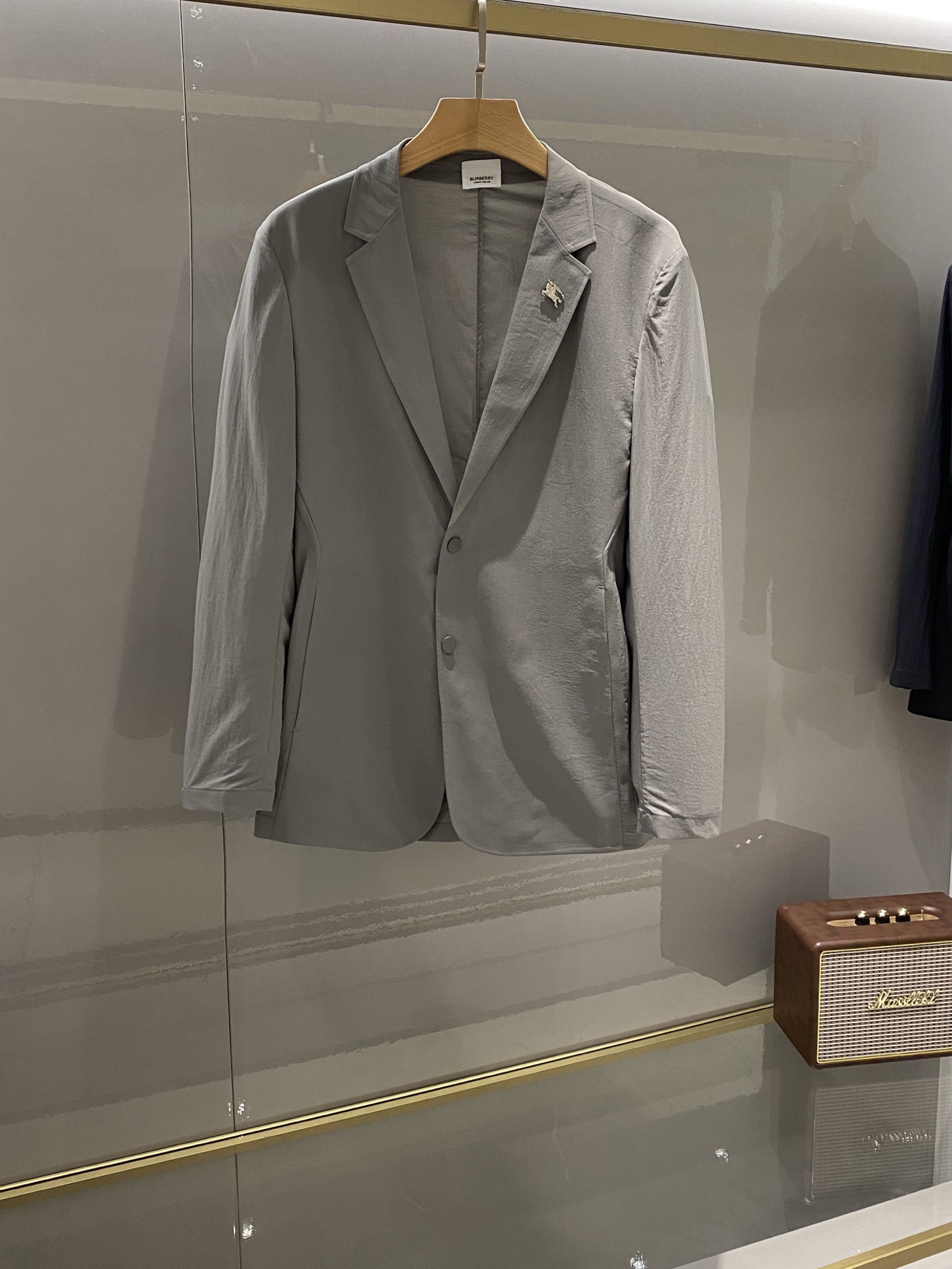 NO:848929,BBR B Home 26Fw spring and summer new series!  -Burber*y men's high-end quality lightweight two-button suit!  A versatile, casual, fashionable and lightweight solid color suit, slim fit, smooth and clean lines, stylish and casual, with a fit and handsome upper body effect!  The main line of high-end men's business and leisure products. The exquisite and beautiful B-family metal war horse LOLO brooch of the same series on the chest (optional) is matched to make the whole thing more refined and beautiful. There is no fixed suitable age range for fashion, leisure and elegance, but its fashion performance is diversified.  Whether it reflects the energetic personality of young people or the calmness and ability of middle-aged people, it can be grasped with ease. The upper body is light and comfortable, unique tailoring and slimming, simple and easy to match, straight shoulder shape, made from an old channel suit factory, with first-class quality control, texture and details. It gives full dignity and nobility.  This light and soft fabric suit is made of 87.3 nylon, 9.6 polyester fiber, and 3.1 spandex. The fabric is carefully crafted and has excellent thermal adjustability and breathability. The unlined upper body is comfortable. The fabric is thin, which does not affect its wearing experience at all. It is thin and light. It has a full sense of verticality!  Its skinny texture is reflected in the tailoring, which depends on a good cutting machine master and a professional suit factory. This is a slim fit and tends to be fashionable and casual. It is no problem for formal occasions. It is suitable for various casual occasions. It is classic and versatile in black. The style is exquisite, fashionable and stylish. It maintains a delicate sense of balance and shows a passion for life. A must-have item for leisure and business!  Color navy gray Size 48-58 (m ~ 4xl) Slim fit 178 pounds to wear  54 Bust 112 - Shoulder width 47 - Sleeve length 63 - Clothing length 72 56 Bust 116 - Shoulder width 48 - Sleeve length 64 - Clothing length 73 58: Bust 120 - Shoulder width 49 - Sleeve length 65 - Clothing length 74,, burberry, business suit, brooch, breastpin,19860909BBR B家 26Fw春夏季出品新款系列！-Burber*y男士高端品质轻薄款两粒扣西装西服！一款百搭休闲时尚轻薄款纯色西装,修身的版型,线条感流畅干净利落,有款有型潇洒随意,上身效果合身帅气十足！ 高端男士商务休闲主线臻品,胸前精致唯美的同系列B家金属战马LOLO胸针（可取）搭配上去让整体会更加精致好看,时尚休闲优雅没有固定的适合的年龄范围,但它的时尚表现是多元化的,不论是体现年轻人的活力个性,还是中年人的沉稳干练,都把握的游刃有余,上身轻便舒适,独特的裁剪修身,简约易搭配,肩型挺括,渠道西装老厂所出,品控质感细节一流.给足体面与尊贵. 这款轻薄柔软面料西服采用87.3锦纶,9.6聚酯纤维,3.1氨纶,面料精心制作,具有出色的热调性和透气性,无里布上身舒适.面料属于薄款,-点都不影 响它的着穿感受,薄而轻盈的.垂直感十足！它的骨感体现在版型裁剪上,取决于好的裁床老师傅打版,专业西装厂. 这款属于修身版型,偏向时尚休闲的风格,出席于正装场合都没问题.适合各种休闲场合穿着,经典百搭黑色,款式精致时尚有型,保持微妙的平衡感,展现出对生活充满热情活力.休闲商务必备单品！ 颜色藏青色灰色 尺码48-58（m～4xl）修身版型 178 斤穿XL 最大穿190斤 48胸围100-肩宽44-袖长60-衣长69 50胸围104-肩宽45-袖长61-衣长70 52胸围108-肩宽46-袖长62-衣长71 54胸围112-肩宽47-袖长63-衣长72 56胸围116-肩宽48-袖长64-衣长73 58: 胸围120-肩宽49-袖长65-衣长74,,burberry,business suit,brooch，breastpin,,Men's clothing