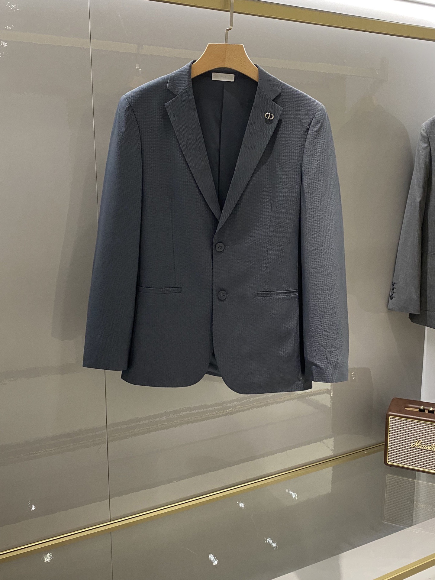 NO:848926,Dior Dijia 26Fw spring and summer new series!  -Dio*r men's gray and blue lightweight two-button suit!  A lightweight suit suitable for spring and summer, thin, stylish and casual!  High-end men's elite business and casual main line product, with fashionable and casual jacquard shirts all over the body, and a delicate CD metal logo brooch on the collar!  (Desirable) The upper body is light and comfortable, unique tailoring is slim, simple and easy to match, and the shoulders are straight. It is produced by an old channel suit factory with first-class quality control and texture details. It is full of dignity and nobility. This jacket is carefully made of 12 Tencel, 8 viscose fiber, and 78 polyester fiber. It has excellent thermal adjustment and breathability, and is close-fitting and comfortable. The fabric is thin and will not affect you at all.  It affects its wearing feel, thin and light. Its skinny texture is reflected in the pattern cutting, which depends on a good tailoring master and a professional suit factory. This is a slim fit and tends to be fashionable and casual. It can be used in formal occasions. It is classic and versatile in gray and blue. The style is exquisite, fashionable and stylish. It maintains a subtle sense of balance and shows a passion for life. A must-have item for leisure and business!  Color black light green Size 48-58 (m ~ 4xl) Slim fit 178 pounds to wear  54 Bust 112 - Shoulder width 46 - Sleeve length 63 - Clothing length 73 56 Bust 116 - Shoulder width 47 - Sleeve length 64 - Clothing length 74 58: Bust 120 - Shoulder width 48 - Sleeve length 65 - Clothing length 75,, dior, dior, dior, jackets & coats, business suit, brooch, breastpin,19860909Dior迪家 26Fw春夏季出品新款系列！-Dio*r男士灰蓝轻薄款两粒扣西装西服！一款适合春夏季穿的轻薄款西装,薄而有型潇洒随意！ 高端男士精英商务休闲主线臻品,满身时尚休闲提花便西,领口搭配精致CD家金属徽标LOGO胸针！（可取）上身轻便舒适,独特的裁剪修身,简约易搭配,肩型挺括,渠道西装老厂所出,品控质感细节一流.给足体面与尊贵. 这款夹克采用12天丝,8粘纤,78聚酯纤维精心制作,具有出色的热调性和透气性,贴身舒适.面料属于薄款,-点都不影 响它的着穿感受,薄而轻盈的.它的骨感体现在版型裁剪上,取决于好的裁床老师傅打版,专业西装厂. 这款属于修身版型,偏向时尚休闲的风格,出席于正装场合都没问题.经典百搭灰蓝色,款式精致时尚有型,保持微妙的平衡感,展现出对生活充满热情活力.休闲商务必备单品！ 颜色黑色 浅绿色 尺码48-58（m～4xl）修身版型 178 斤穿XL 最大穿190斤 48胸围100-肩宽43-袖长60-衣长70 50胸围104-肩宽44-袖长61-衣长71 52胸围108-肩宽45-袖长62-衣长72 54胸围112-肩宽46-袖长63-衣长73 56胸围116-肩宽47-袖长64-衣长74 58: 胸围120-肩宽48-袖长65-衣长75,,dior,dior,dior,jackets & coats,business suit,brooch，breastpin,,Men's clothing
