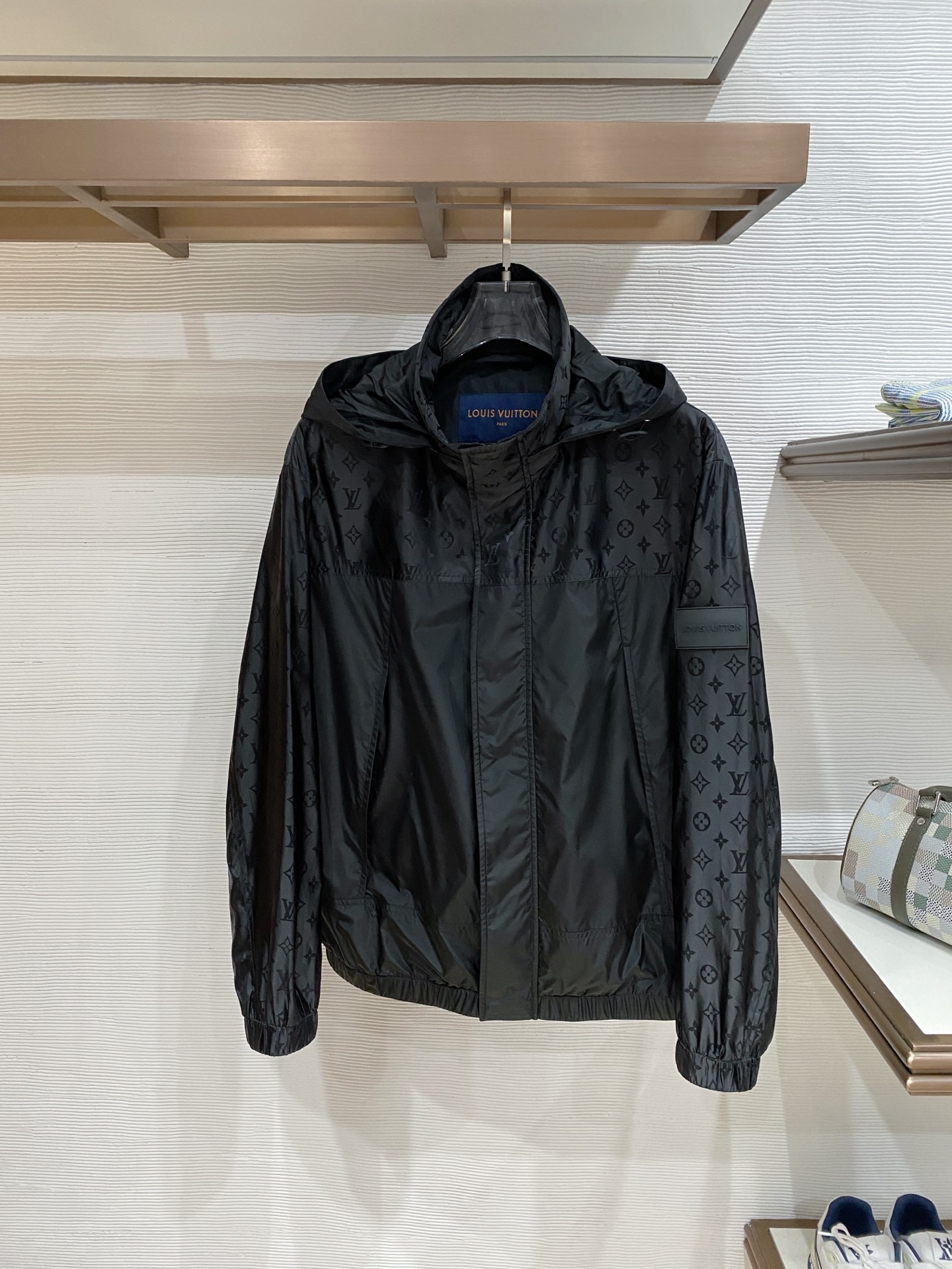 NO:957823,LV's 26 new autumn hooded jacket, the hood is detachable, made of spliced ​​full-body jacquard fabric, all fabrics are customized and dyed, and the fabric alone takes 20 days. It is produced by a large factory, and the quality is absolutely guaranteed. The upper body effect is super good, trendy and versatile, and the accessories are all original 1:1 mold customization. Absolutely worth the money!  Color Black Size 48-56,,louis vuitton,louis vuitton,louis vuitton,jackets & coats,hats,19860909LV驴家26新款秋装新品连帽夹克,帽子可拆卸,采用拼接全身提花面料,面料全部采用定制定染的工艺,单单面料都要耗时20天,大厂出品,质量绝对的保证. 上身效果超级不错,潮流百搭款,辅料全原1:1开模定制.绝对物超所值！ 颜色黑色 码数48-56,,louis vuitton,louis vuitton,louis vuitton,jackets & coats,hats,,Men's clothing
