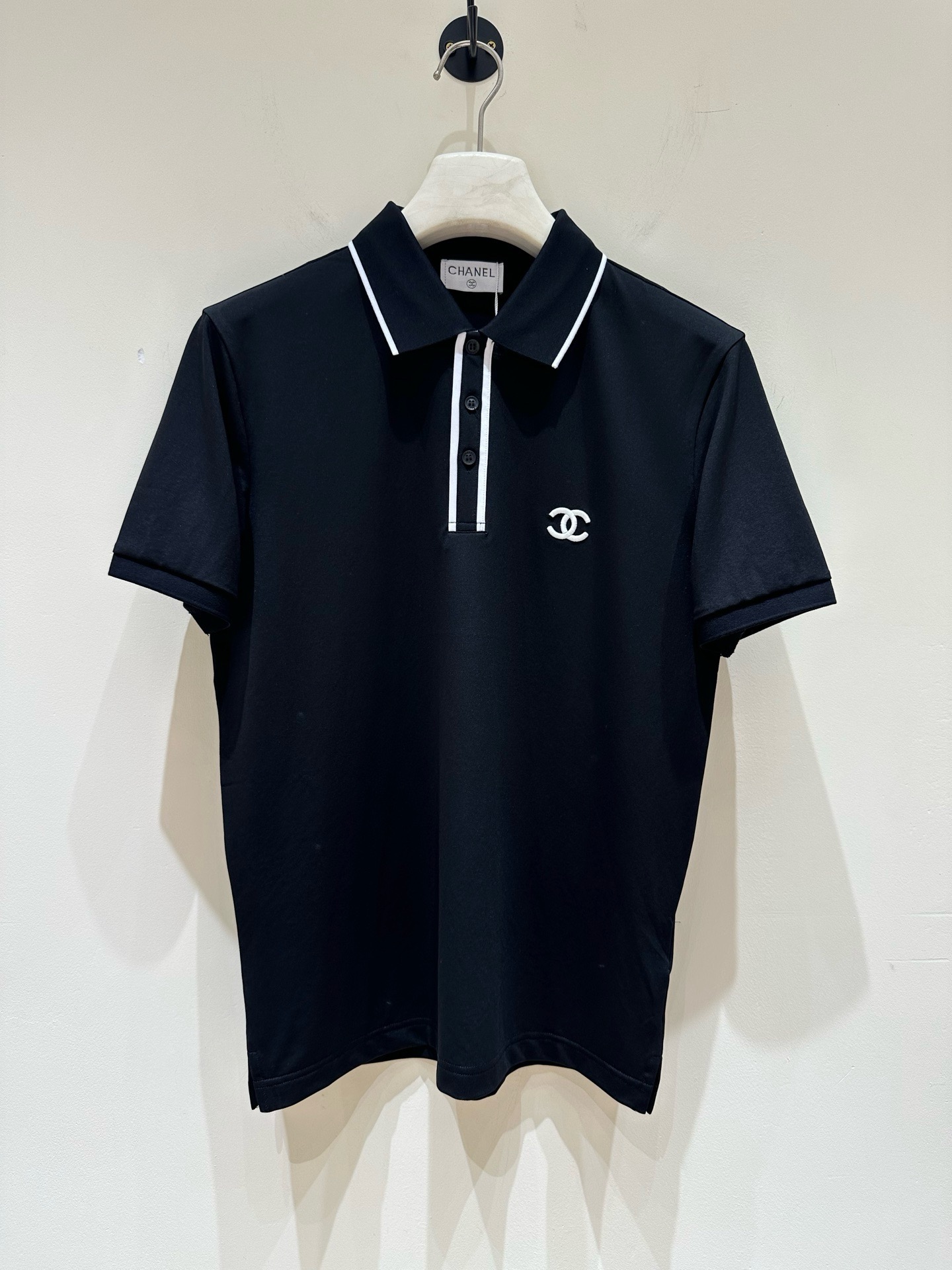 NO:875573,CHANEL [Spring and Summer 2026 · High-end customized lapel polo shirt short-sleeved T-shirt] Core fabric Pima cotton imported from Peru × top mercerization technology Core body feel silky smooth, excellent breathability and not stuffy Core technology heavy industry three-dimensional logo, counter-level precision stitching Core version crisp and neat, body modification Black, white, two-color | M-3XL full size coverage 178 pounds wearing L  The maximum weight is 200 pounds, chanel, chanel, T-shirt, tees, t-shirt,19860909CHANEL香奈儿【 2026春夏 · 高阶定制付翻领Polo衫短袖T恤】 核心面料秘鲁进口匹马棉 × 顶级丝光工艺 核心体感蚕丝般柔滑,卓越透气不闷热 核心工艺重工立体Logo,专柜级精密车线 核心版型挺括利落,修饰身材 黑 白 双色 | M-3XL全码覆盖 178 斤穿L 最大穿200斤,,chanel,chanel,T-shirt,tees，t-shirt,,Men's clothing