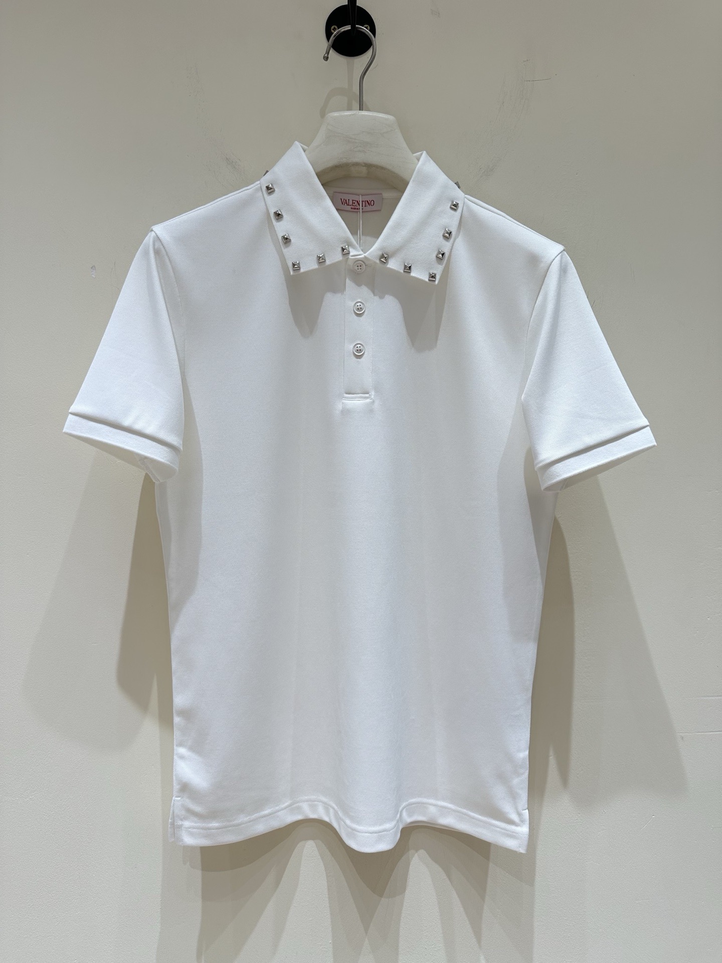 NO:875581,VLTN Valentino [2026 Spring and Summer · High-end customized lapel polo shirt short-sleeved T-shirt] Core fabric imported from Peru × top mercerization process Core body feel silky smooth, excellent breathability and not stuffy Core process heavy industry three-dimensional logo, counter-level precision stitching Core version crisp and neat, flattering figure Black and white two-color | M-3XL full size coverage 178 pounds wearing L  The maximum weight is 200 pounds, valentino, T-shirt, tees, t-shirt,19860909VLTN华伦天奴【 2026春夏 · 高阶定制付翻领Polo衫短袖T恤】 核心面料秘鲁进口匹马棉 × 顶级丝光工艺 核心体感蚕丝般柔滑,卓越透气不闷热 核心工艺重工立体Logo,专柜级精密车线 核心版型挺括利落,修饰身材 黑 白 双色 | M-3XL全码覆盖 178 斤穿L 最大穿200斤,,valentino,T-shirt,tees，t-shirt,,Men's clothing