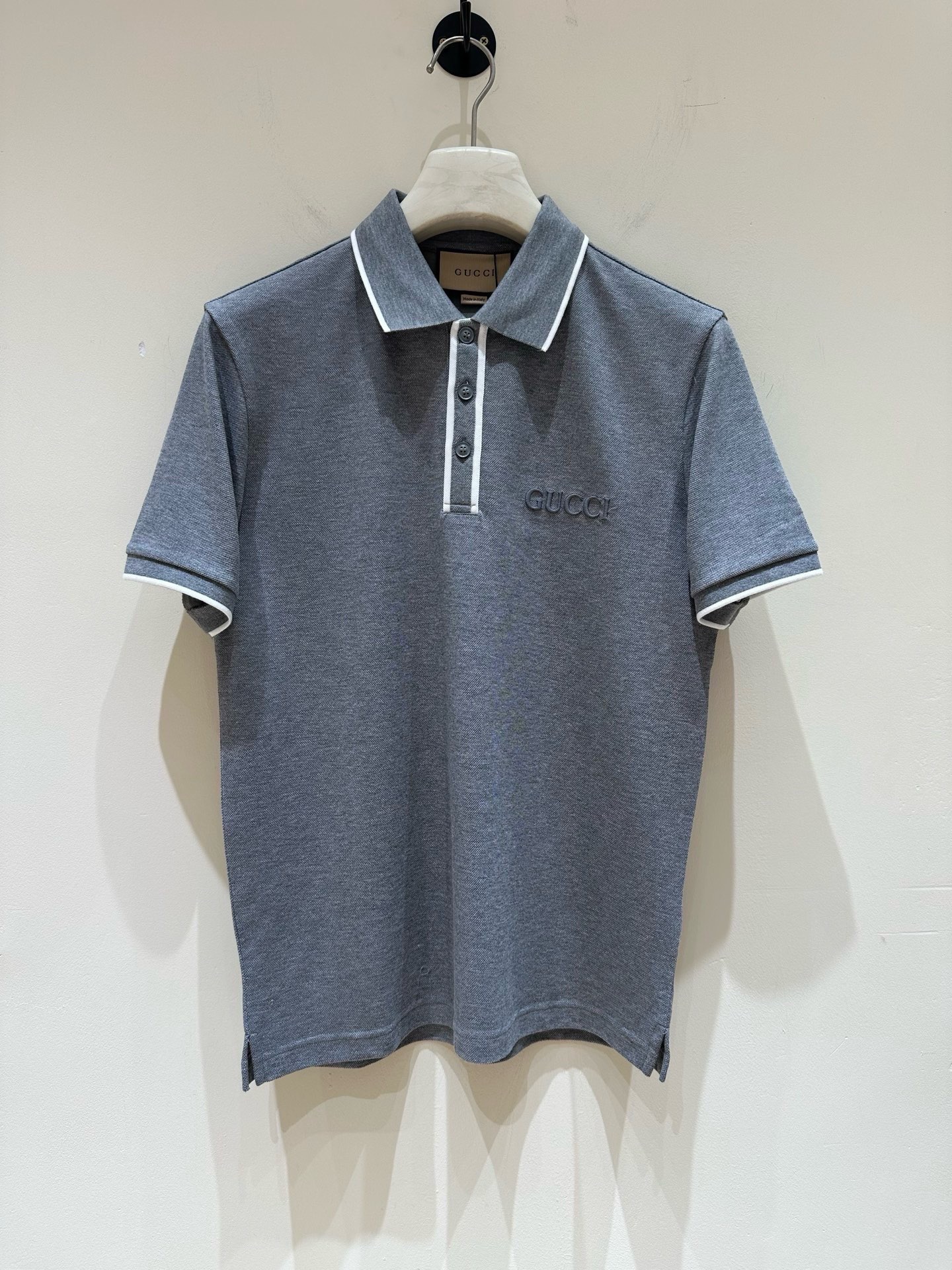 NO:875589,Gucc G Home [2026 Spring and Summer · High-end customized lapel polo shirt short-sleeved T-shirt] Core fabric imported from Peru×Top mercerization technology Core body feel silky smooth, excellent breathability and not stuffy Core technology heavy industry three-dimensional logo, counter-level precision stitching Core version crisp and neat, body modification Black and white two-color | M-3XL full size coverage 178 pounds wearing L  The maximum weight is 200 pounds, gucci, gucci, T-shirt, tees, t-shirt,19860909Gucc G家【 2026春夏 · 高阶定制付翻领Polo衫短袖T恤】 核心面料秘鲁进口匹马棉 × 顶级丝光工艺 核心体感蚕丝般柔滑,卓越透气不闷热 核心工艺重工立体Logo,专柜级精密车线 核心版型挺括利落,修饰身材 黑 白 双色 | M-3XL全码覆盖 178 斤穿L 最大穿200斤,,gucci,gucci,T-shirt,tees，t-shirt,,Men's clothing