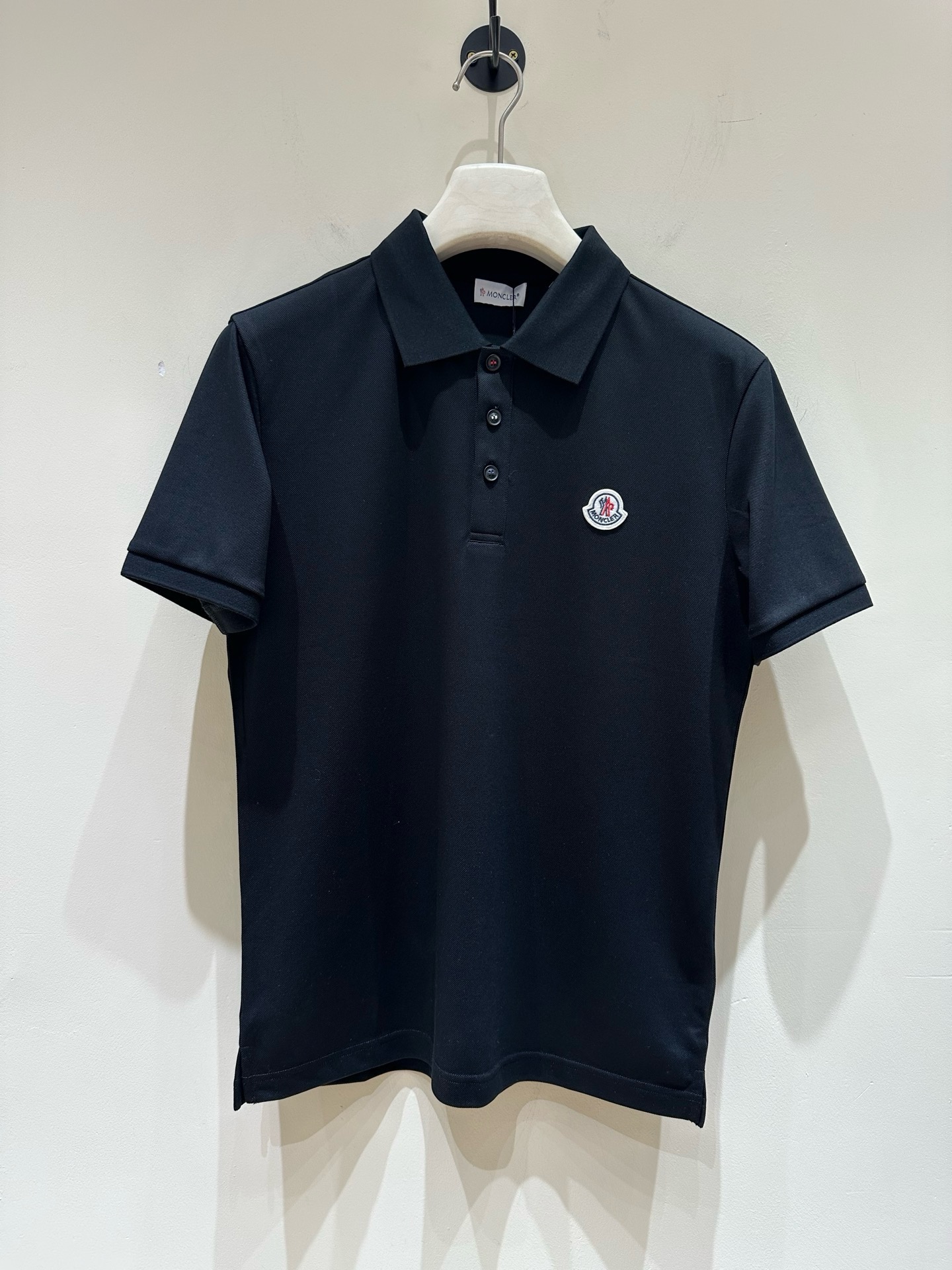 NO:875595,Mon [Spring and Summer 2026 · High-end customized lapel polo shirt short-sleeved T-shirt] Core fabric imported from Peru×Top mercerization technology Core body feel silky smooth, excellent breathability and not stuffy Core technology heavy industry three-dimensional logo, counter-level precision stitching Core version crisp and neat, body modification Black and white two-color | M-3XL full size coverage 178 pounds wearing L  The maximum weight is 200 pounds, Moncler, T-shirt, tees, t-shirt,19860909Mon蒙口【 2026春夏 · 高阶定制付翻领Polo衫短袖T恤】 核心面料秘鲁进口匹马棉 × 顶级丝光工艺 核心体感蚕丝般柔滑,卓越透气不闷热 核心工艺重工立体Logo,专柜级精密车线 核心版型挺括利落,修饰身材 黑 白 双色 | M-3XL全码覆盖 178 斤穿L 最大穿200斤,,Moncler,T-shirt,tees，t-shirt,,Men's clothing