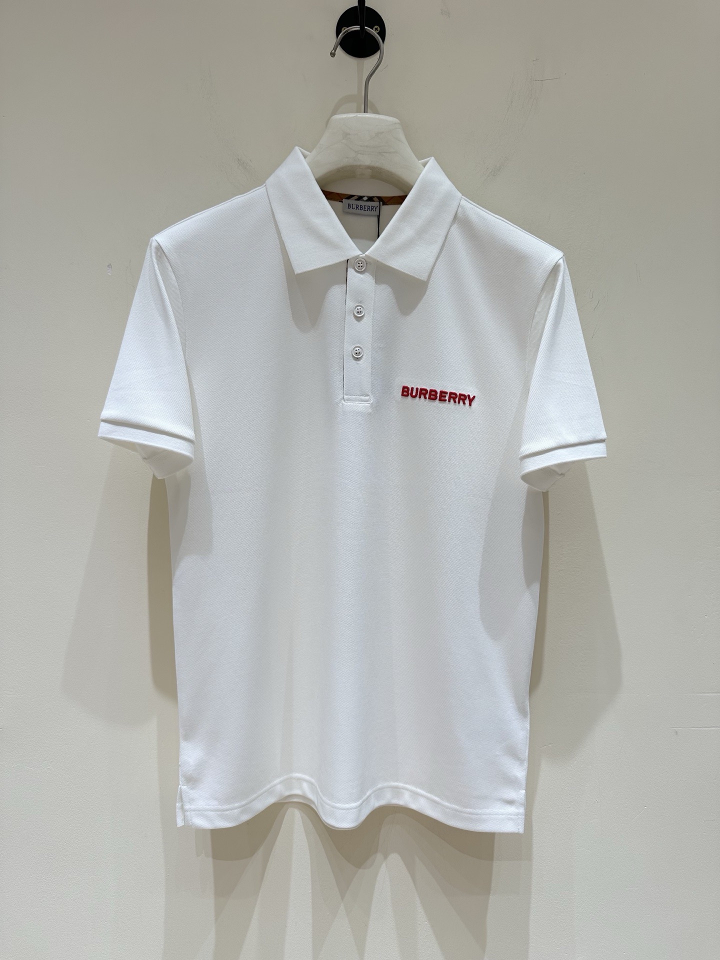 NO:875603,BBR B Home [2026 Spring and Summer · High-end customized lapel polo shirt short-sleeved T-shirt] Core fabric imported from Peru × top mercerization technology Core body feel silky smooth, excellent breathability and not stuffy Core technology heavy industry three-dimensional logo, counter-level precision stitching Core version crisp and neat, body modification Black and white two-color | M-3XL full size coverage 178 pounds wearing L  Wearing a maximum of 200 pounds, T-shirt, tees, t-shirt,19860909BBR B家【 2026春夏 · 高阶定制付翻领Polo衫短袖T恤】 核心面料秘鲁进口匹马棉 × 顶级丝光工艺 核心体感蚕丝般柔滑,卓越透气不闷热 核心工艺重工立体Logo,专柜级精密车线 核心版型挺括利落,修饰身材 黑 白 双色 | M-3XL全码覆盖 178 斤穿L 最大穿200斤,,T-shirt,tees，t-shirt,,Men's clothing