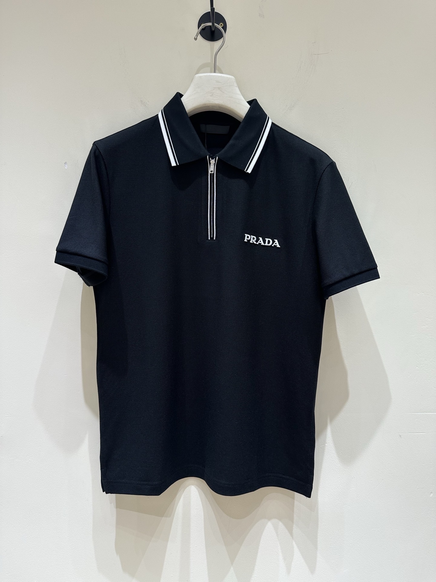 NO:875611,Prad [2026 Spring and Summer · High-end customized lapel polo shirt short-sleeved T-shirt] The core fabric is Pima cotton imported from Peru × top-level mercerization process. The core body feels silky and smooth, excellent breathability and not stuffy. The core process is heavy industry three-dimensional logo, counter-level precision stitching. The core version is crisp and neat, modifying the body. Black, white, two-color | M-3XL full size coverage, 178 pounds wearing L  The maximum weight is 200 pounds, prada, prada, T-shirt, tees, t-shirt,19860909Prad普拉达【 2026春夏 · 高阶定制付翻领Polo衫短袖T恤】 核心面料秘鲁进口匹马棉 × 顶级丝光工艺 核心体感蚕丝般柔滑,卓越透气不闷热 核心工艺重工立体Logo,专柜级精密车线 核心版型挺括利落,修饰身材 黑 白 双色 | M-3XL全码覆盖 178 斤穿L 最大穿200斤,,prada,prada,T-shirt,tees，t-shirt,,Men's clothing