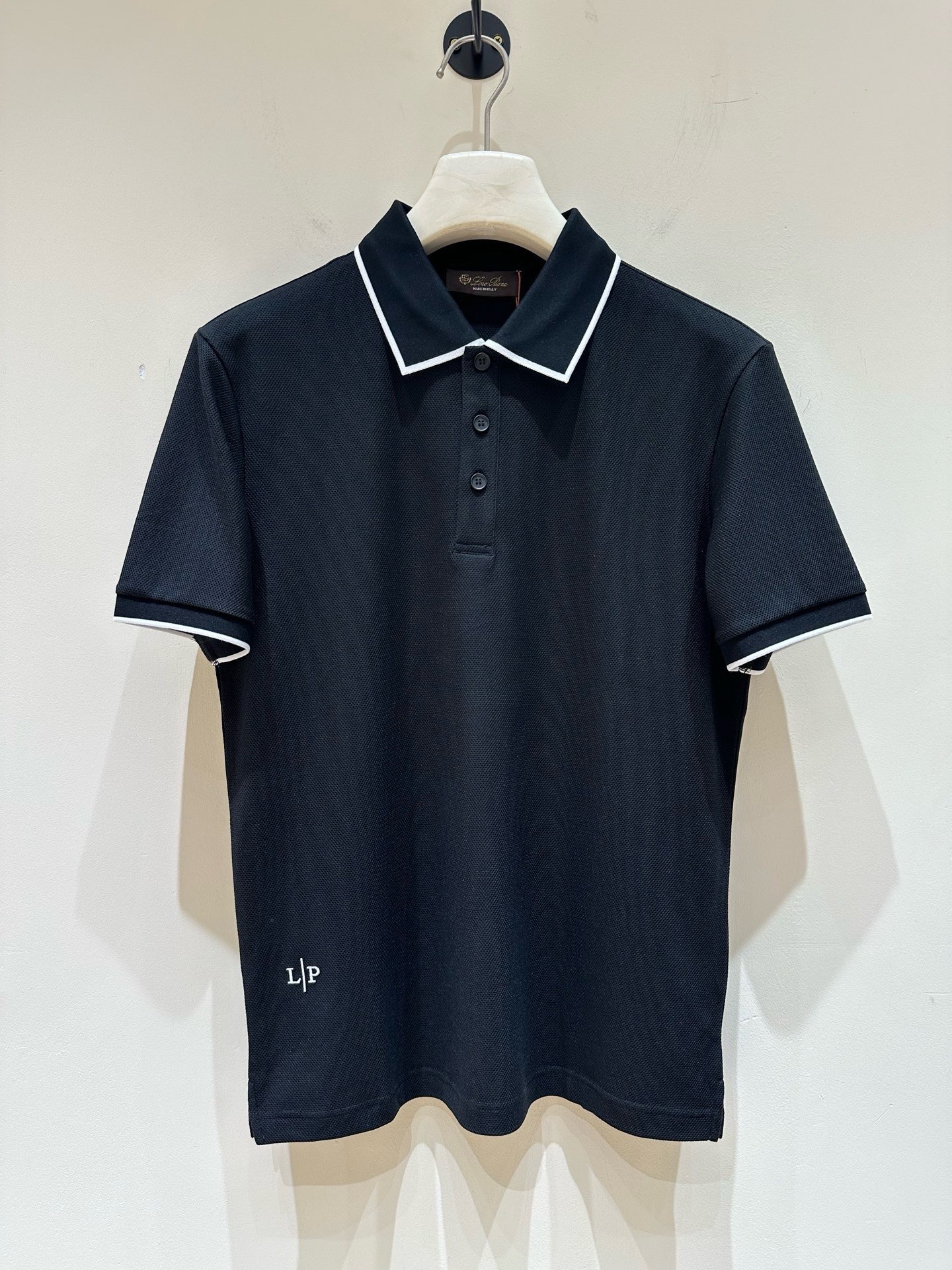 NO:875542,LP Nuoyou Pianya [2026 Spring and Summer · High-end customized lapel polo shirt short-sleeved T-shirt] Core fabric imported from Peru × top mercerization technology The core body feels silky smooth, excellent breathability and not stuffy The core craftsmanship heavy industry three-dimensional logo, counter-level precision stitching The core version is crisp and neat, modifying the body Black and white two-color | M-3XL full size coverage 178 pounds wearing L  The maximum weight is 200 pounds, loro piana, T-shirt, tees, t-shirt,19860909LP诺悠翩雅【 2026春夏 · 高阶定制付翻领Polo衫短袖T恤】 核心面料秘鲁进口匹马棉 × 顶级丝光工艺 核心体感蚕丝般柔滑,卓越透气不闷热 核心工艺重工立体Logo,专柜级精密车线 核心版型挺括利落,修饰身材 黑 白 双色 | M-3XL全码覆盖 178 斤穿L 最大穿200斤,,loro piana,T-shirt,tees，t-shirt,,Men's clothing