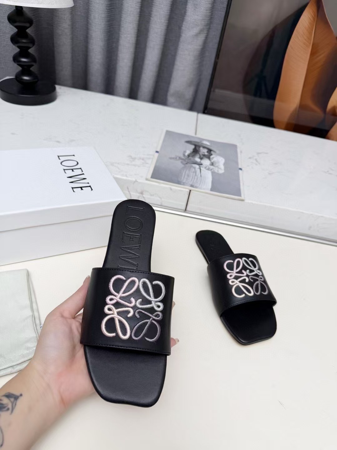 NO:630661,LOEWE Loewe 2026 early spring new slippers 35-43 like rubber soles. Genuine leather soles, slippers, loewe, loewe, slippers19860909LOEWE罗意威2026早春新款拖鞋35-43像胶底.真皮底,拖鞋,loewe,loewe,slippers,Women's Shoes