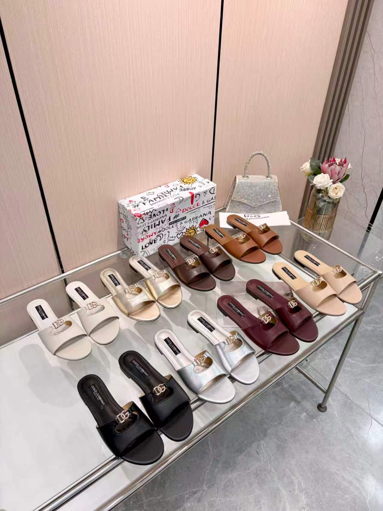 NO:785814,Dolce&Gabbana new style, size 35-43, rubber sole, leather outsole, slippers, Dolce&Gabbana, slippers, Leather soles19860909杜嘉班纳新款,码数35-43,橡胶底,真皮大底,拖鞋,Dolce&Gabbana,slippers,Leather soles,Women's Shoes