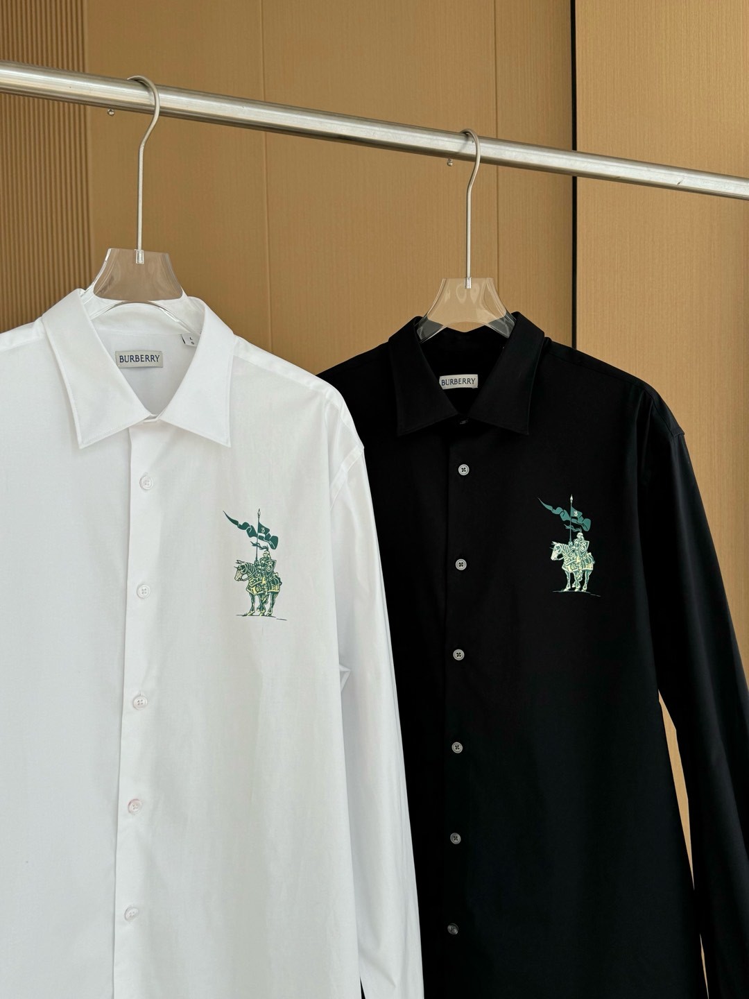 Burberry /巴宝莉 25ss新款胸前绿色战马刺绣长袖衬衣
BBR刺绣纯色衬衣,万年常青款,标识
