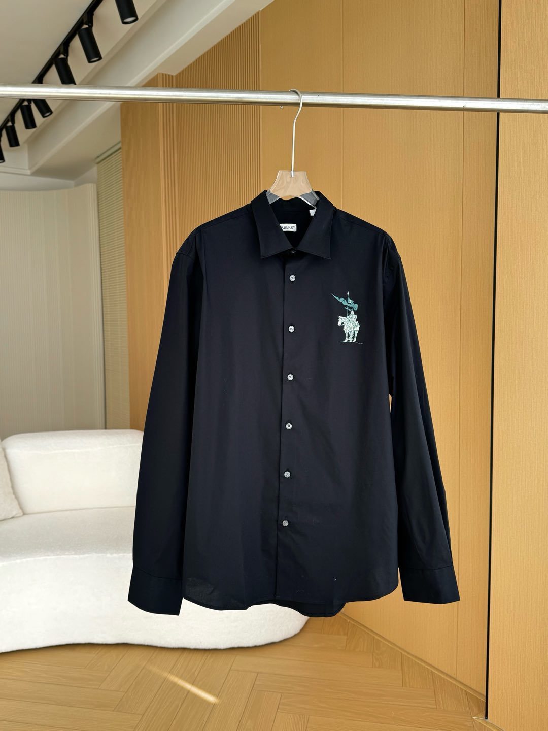 Burberry /巴宝莉 25ss新款胸前绿色战马刺绣长袖衬衣
BBR刺绣纯色衬衣,万年常青款,标识