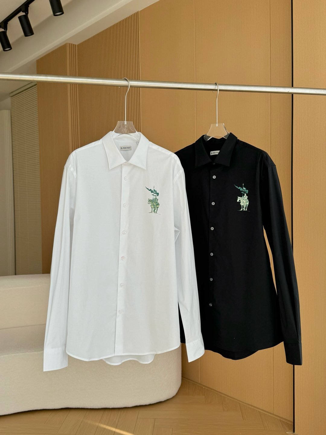 Burberry /巴宝莉 25ss新款胸前绿色战马刺绣长袖衬衣
BBR刺绣纯色衬衣,万年常青款,标识