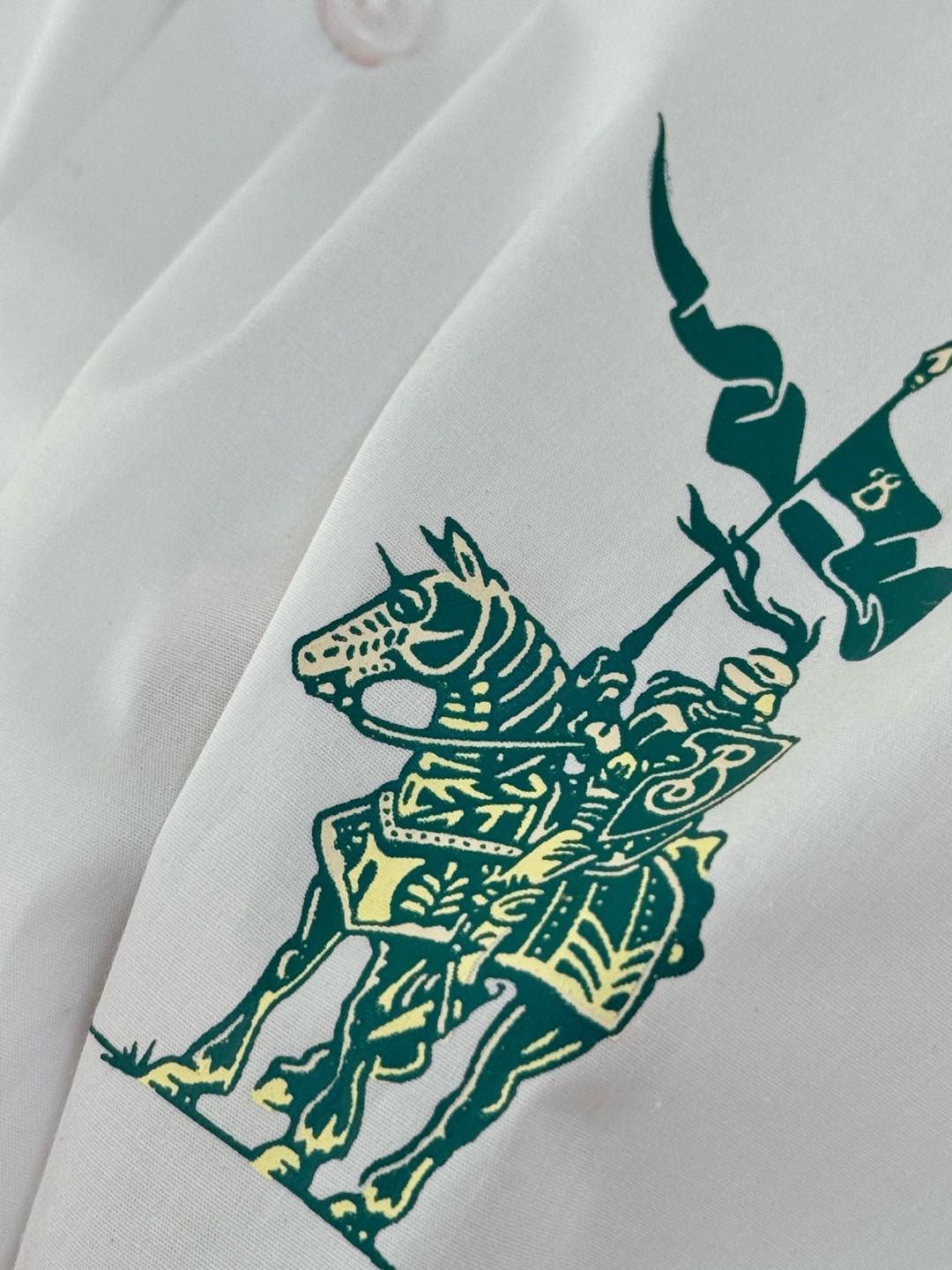  胸口饰刺绣马术骑士徽标图案压胶印花🪡logo，高士线装饰不一样潮流走线，经典商务百搭的同时内涵潮流气息