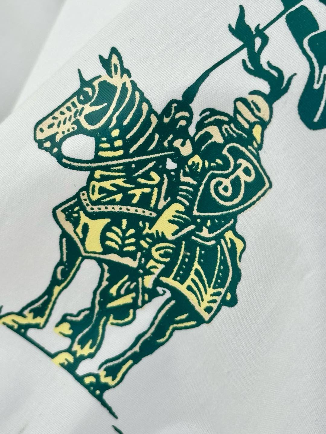  胸口饰刺绣马术骑士徽标图案压胶印花🪡logo，高士线装饰不一样潮流走线，经典商务百搭的同时内涵潮流气息