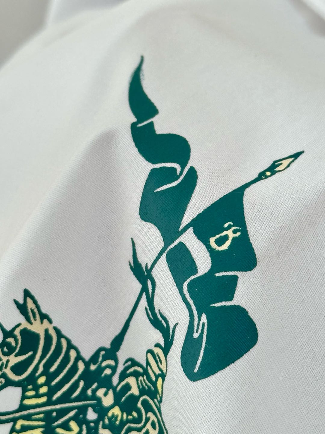  胸口饰刺绣马术骑士徽标图案压胶印花🪡logo，高士线装饰不一样潮流走线，经典商务百搭的同时内涵潮流气息