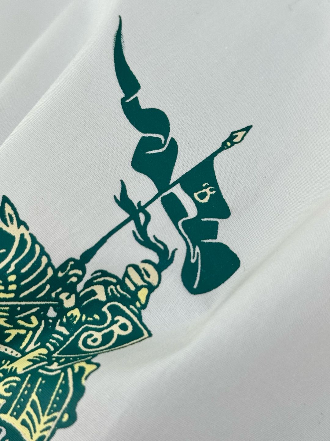  胸口饰刺绣马术骑士徽标图案压胶印花🪡logo，高士线装饰不一样潮流走线，经典商务百搭的同时内涵潮流气息