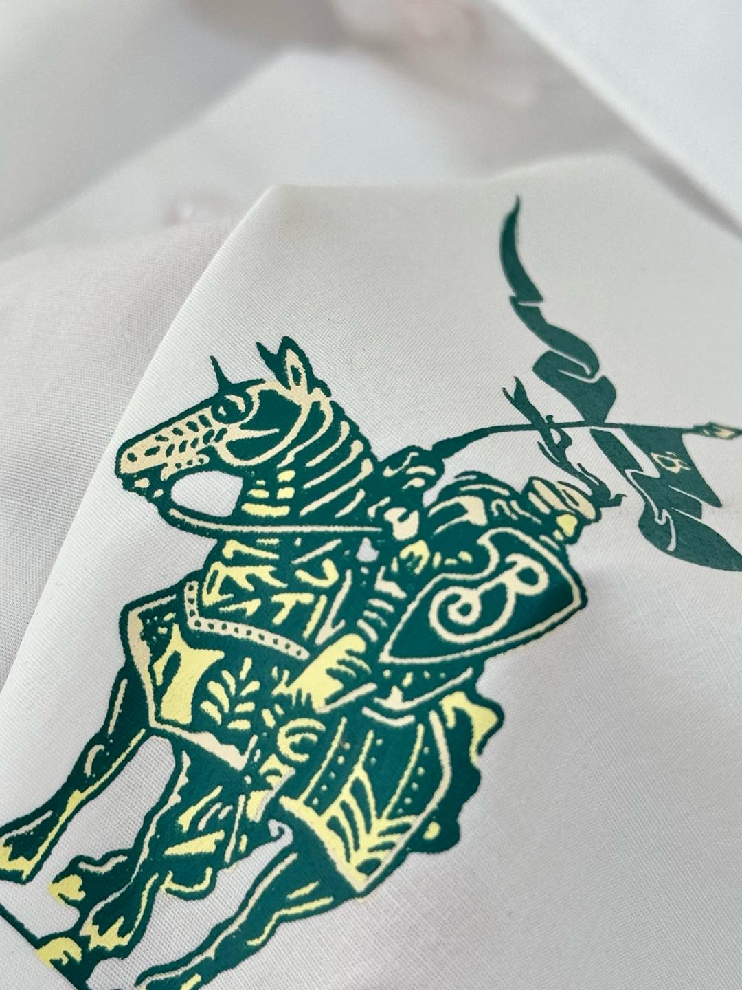  胸口饰刺绣马术骑士徽标图案压胶印花🪡logo，高士线装饰不一样潮流走线，经典商务百搭的同时内涵潮流气息