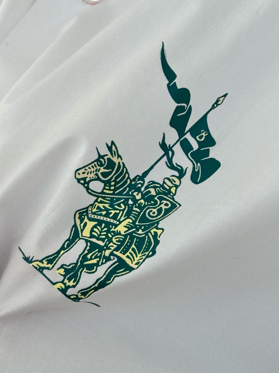  胸口饰刺绣马术骑士徽标图案压胶印花🪡logo，高士线装饰不一样潮流走线，经典商务百搭的同时内涵潮流气息