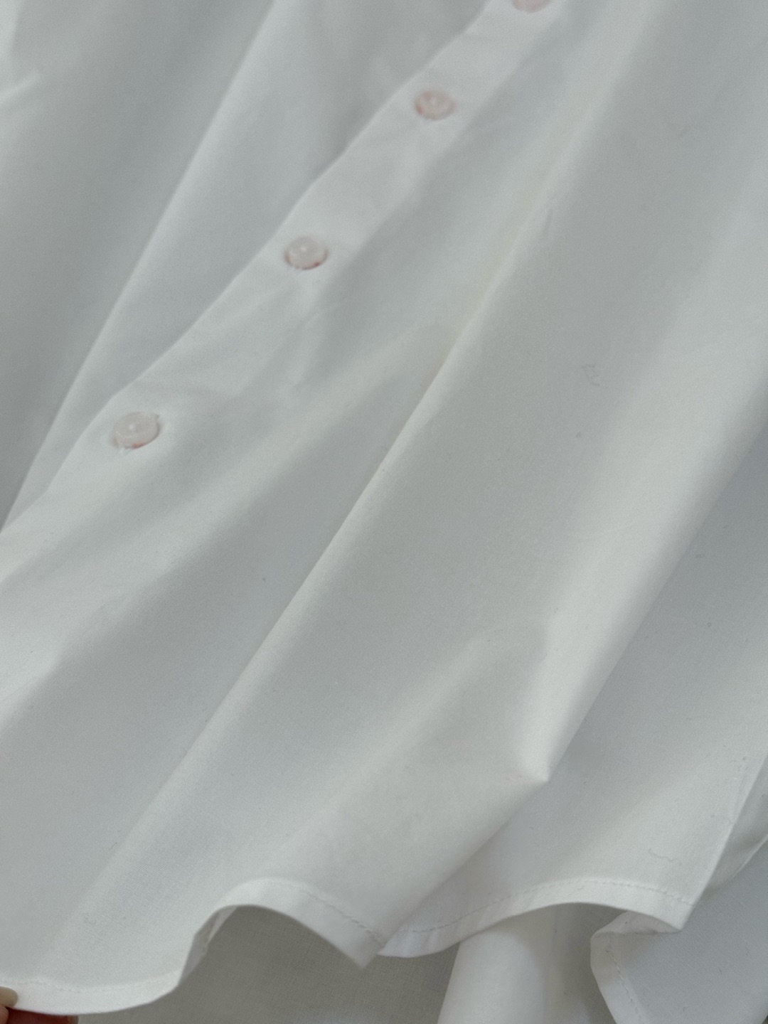  棉质衬衫，点缀马术骑士徽标(EKD）刺绣。呈现修身版型
#纽扣开襟
#宽角领
#双扣式袖口
#弧形衣摆