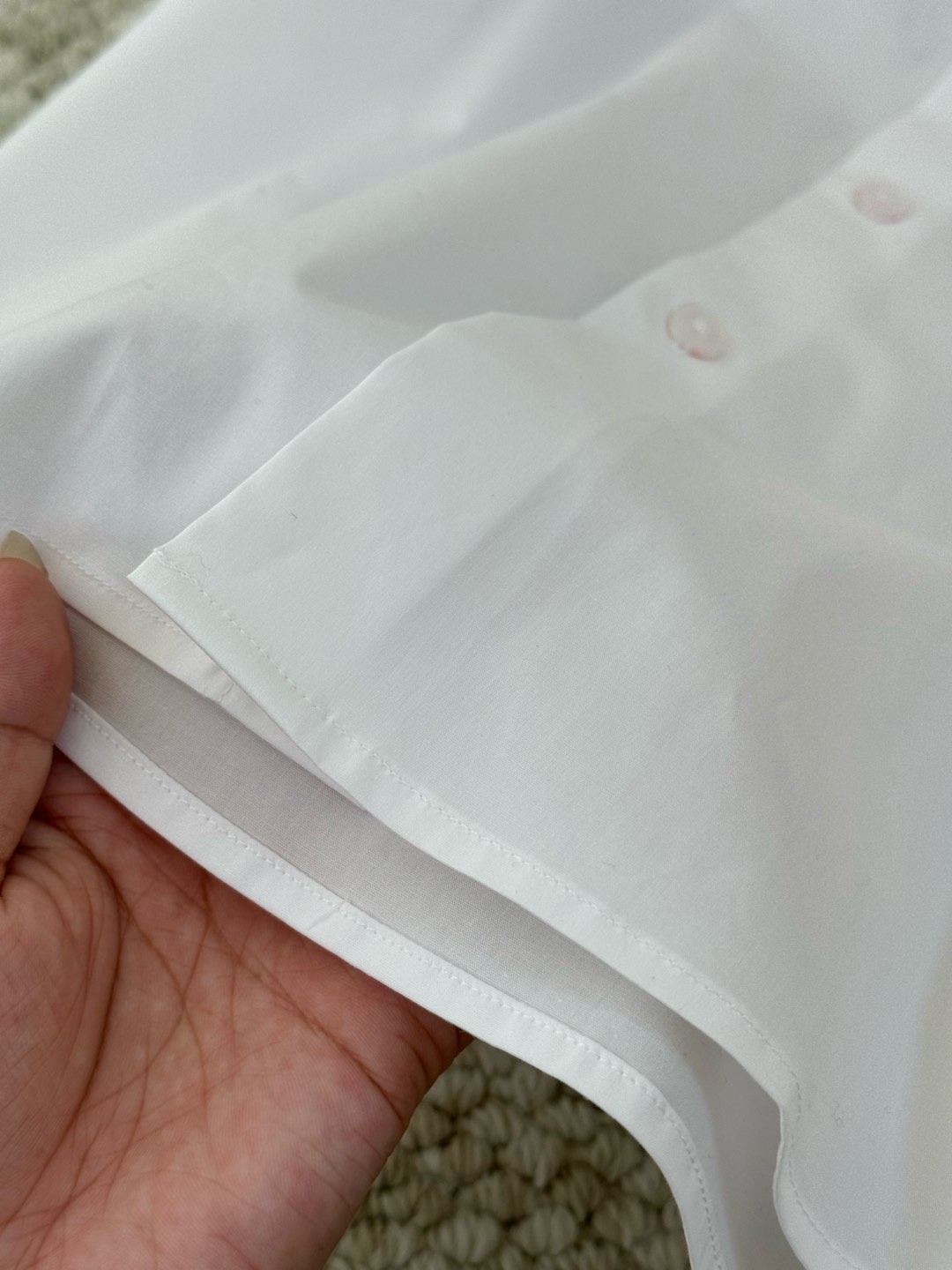  棉质衬衫，点缀马术骑士徽标(EKD）刺绣。呈现修身版型
#纽扣开襟
#宽角领
#双扣式袖口
#弧形衣摆