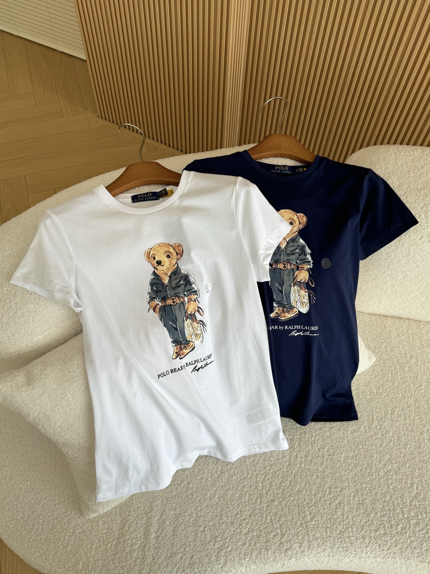NO:886487,Ralph Lauren/Ralph Lauren early spring Polo Bear women's cotton jersey T-shirt. The classic Polo bear is cute and good-looking~ The bear print is rich and colorful, and the upper body is unexpectedly good-looking. It doesn't feel out of place at all. If you want to go out for spring outing, you just need to be young and energetic. It is probably the rhythm of selling out. It can be the main recommendation. It is a long-term recommendation in the cabinet. It has 360 degrees of no dead ends!  No matter the front or the side, the hair flow and shadow levels are very vivid, and the pattern is so vivid that it will be cute. Our printing has been integrated with the fabric and changes with the body posture. It is softer and lighter than ordinary offset printing. The printing curvature is natural, soft and breathable!  !  The color transition is natural and the color is full. Every color is in place and can withstand any detail comparison!  This is like closing your eyes and watching it!  Wear it alone or layered in spring and summer!  It’s a very basic model. You can rest assured that it’s soft, chewy, comfortable and very cost-effective!  This T-shirt is made of carefully selected imported cotton fabrics supplied by customers. The fabric feels soft and delicate against the skin, and has an extremely comfortable and breathable wearing experience. The whole item is very eye-catching and fashionable, and is deeply loved by young people today!  The basic and slim round neck cut is suitable for matching all the styles and looks you need in your daily life!  It will be more eye-catching when you go out on the street!  ,,loro piana,tees,t-shirt,19860909Ralph Lauren/拉夫劳伦 早春Polo Bear女装棉质平纹针织T恤 经典Polo bear可爱又好看～熊仔印花配色丰富艳丽,上身意外的好看,完全没觉得突兀,踏春出去玩么,就是要年轻有活力,估计也是爆单的节奏,可以主推,柜子里长期推的款 360度无死角的！无论正面或者侧面,毛流感和阴影层次都很生动,图案很生动要被萌翻啦,咱们的印花已然和面料融为一体,随着身体姿势而变化,比普通的胶印更加柔软轻薄,印花弧度自然、柔软透气！！ 颜色过渡自然 色泽饱满 每一处的颜色都非常到位 经得起任何细节对比！ 这种就是闭眼入滴啦！春夏单穿叠穿都滴！很基础款你们放心都是软软糯糯舒舒服服而且性价比贼高的！ 这款T恤衫用心甄选客供进口棉面料制成,面料手感亲肤柔软细腻,拥有着无比舒适透气性的穿着体验,整件单品极具吸睛度与时尚感,深受当下年轻人的喜爱！ 基础修身的圆领版型裁剪,适合搭配你日常所需的所有风格与造型！出街会更为养眼出色！,,loro piana,tees，t-shirt,,Women's clothing