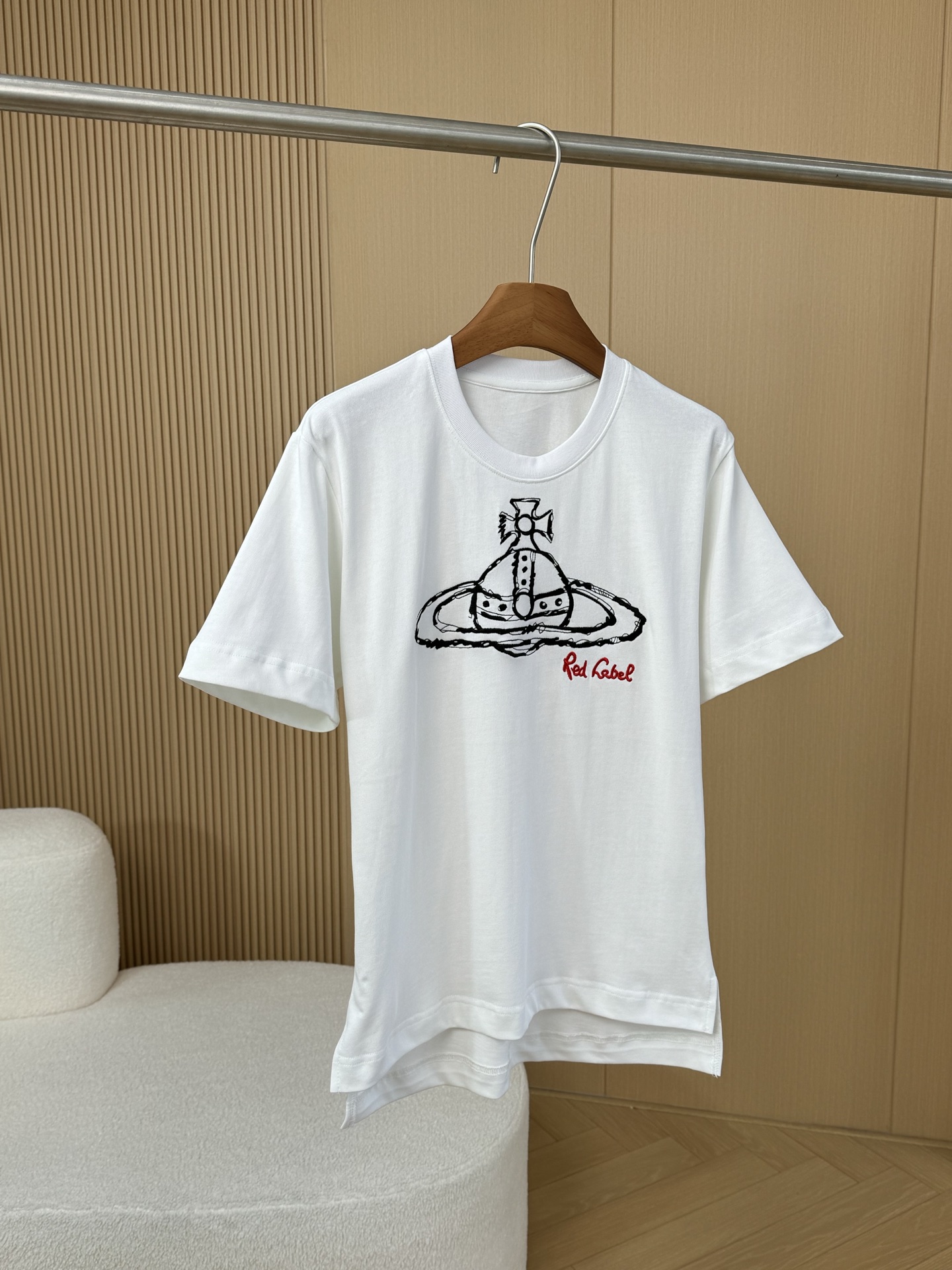 NO:865516,Vivienne/Vivian Queen Mother Queen Embroidered Saturn Solid Color Loose Oversize Short-Sleeved Lazy Style Casual Retro Short-Sleeved Planet Top, The embroidery on the chest is meticulous and not monotonous visually, the Saturn logo, the ultra-exquisite iconic logo instantly enhances the sense of fashion! The color of this short-sleeved shirt is also very clean and easy to control. It is very fresh and eye-catching, full of artistic sense, and easy to control. It enhances the fashion sense of the whole body. The bright breath blows towards the face and gives people a very clean feeling. The classic threaded round neck is simple and clean, and the angle design of the collar is reasonable and harmonious. It is the best inner wear/jacket. The shoulder sleeve design is full of inclusiveness and has a sense of laziness. The H-shaped straight cut gives unlimited matching space, and the short front and long hem make it more flexible to wear. The color scheme of the chest pattern is meticulous and does not look monotonous. The double-sided slit design increases the visual layering. There is nothing to say about the workmanship. Everything is neatly routed! The wiring at the splicing joints is very neat, and it looks very comfortable. The quality, workmanship, and cost-effectiveness are really unparalleled. Every detail is convincing enough. The imported 40-count high-density combed cotton material is selected for customers. It has a delicate and comfortable feel. It is not only skin-friendly but also very breathable. It is a good solution to the problem of hot summer. The fabric properties are extremely comfortable and delicate, and it has unparalleled breathability. The experience is wonderful! It is an indispensable treasure item that spans four seasons. This issue’s five-star recommended top items, versace, jackets & coats, T-shirt,19860909Vivienne/薇薇安 西太后刺绣土星纯色宽松oversize短袖 慵懒风休闲复古短袖星球上衣,胸前刺绣细致入微,视觉不单调,土星logo徽标,超精致标志性logo瞬间提升了时尚感！ 这款短袖的颜色也很干净,也很好驾驭,非常清新醒目,充满了艺术感,而且好驾驭提升全身的时尚感,明媚的气息扑面而来 给人一种很干净的感觉 经典螺纹圆领简约干净,领子的角度大小设计合理和谐,内搭/外套再好不过 肩袖设计包容感十足,又兼具慵懒感 H型直身剪裁赋予無限搭配空间,前短后长下摆穿着起来更加灵动 胸前图案配色细致入微视觉不单调,双侧开叉设计 增加视觉层次感 关于做工也是没话说的走线什么都很工整！拼接处的走线都是非常工整的,看着就很舒服 品质、做工以及性价比真的没的说,各方面的细节,都有足够的说服力 甄选客供进口40高支高密精梳棉材质,手感细腻舒适,不仅亲肤而且非常透气,很好的解决夏天闷热的这一烦恼,面料属性极为舒适细腻,且拥有无敌的透气性,体验感妙不可言！ 横跨四季 又是一件不可或缺的宝藏单品 本期五星推荐top单品,,versace,jackets & coats,T-shirt,,Women's clothing