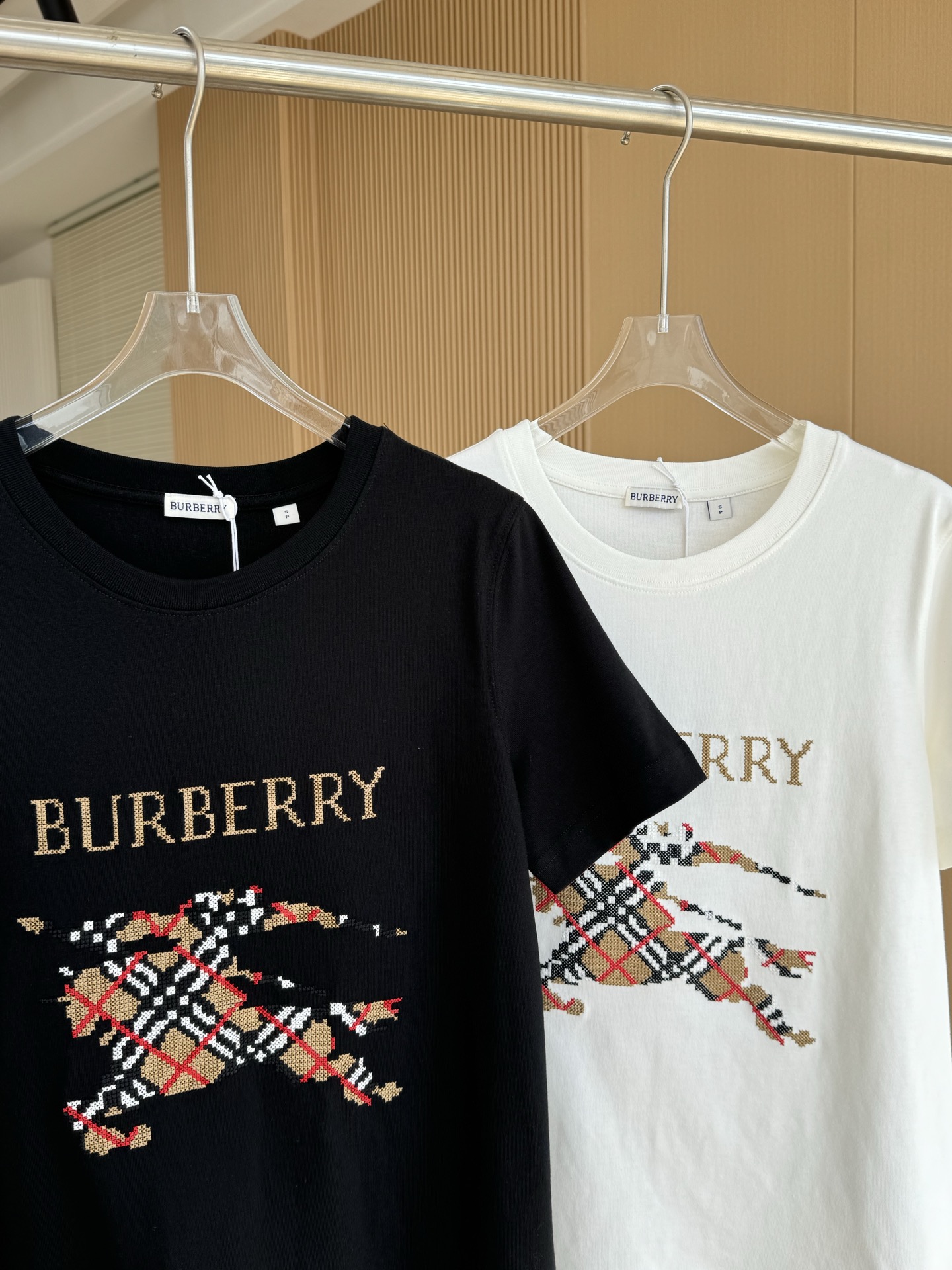 Burberry Cross-Embroidered Knight T-shirt: Classic British luxury with historical inspiration. - 图片 3