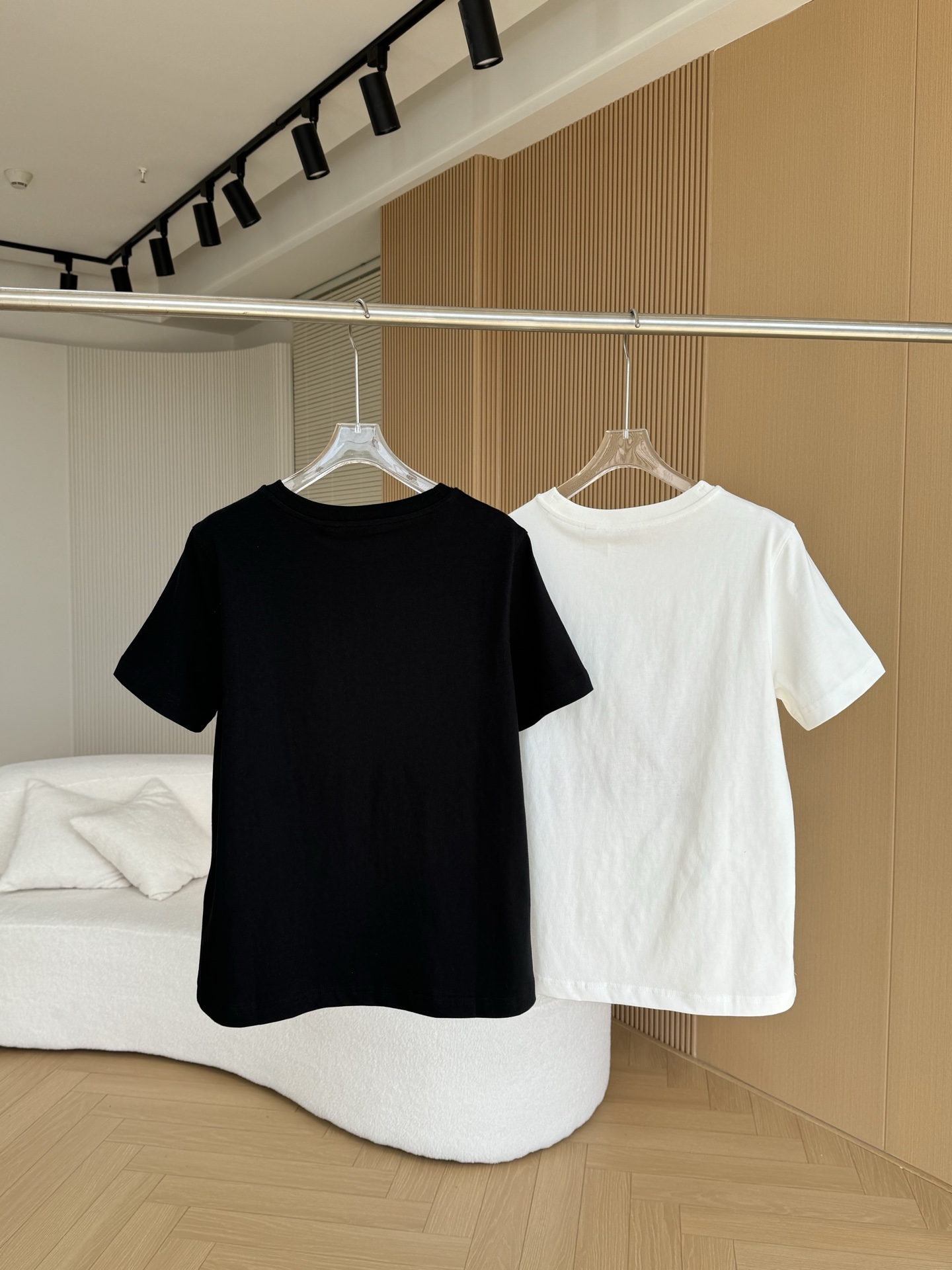 Burberry Cross-Embroidered Knight T-shirt: Classic British luxury with historical inspiration. - 图片 5