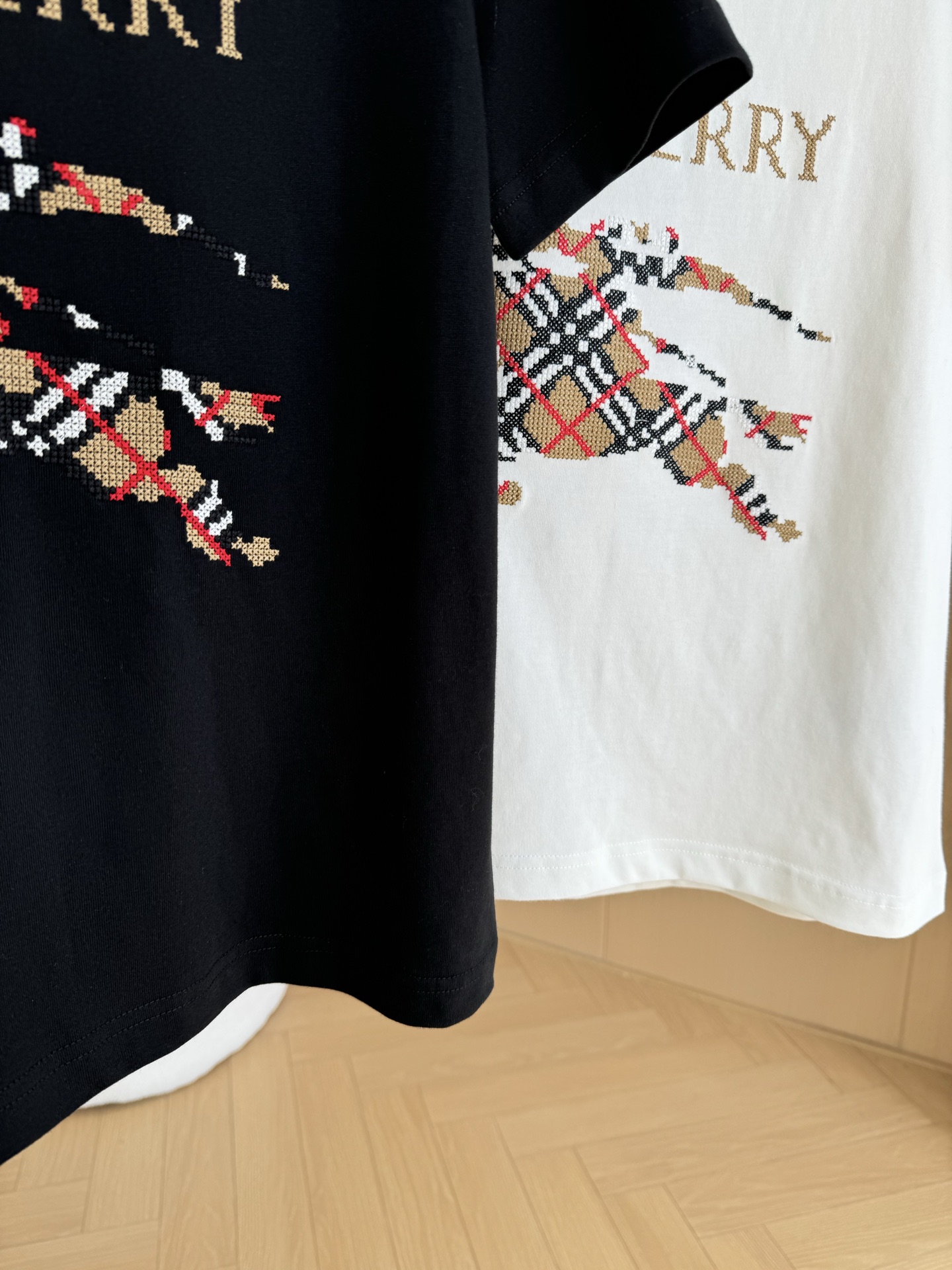 Burberry Cross-Embroidered Knight T-shirt: Classic British luxury with historical inspiration. - 图片 4