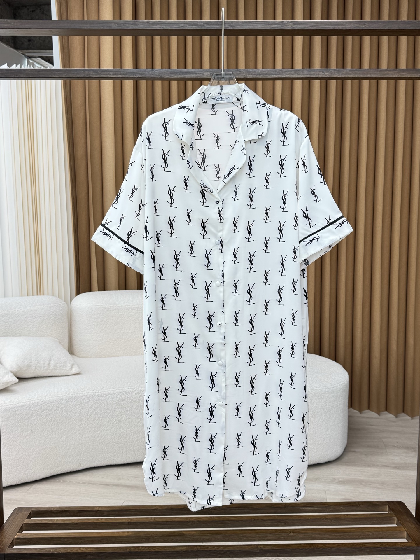 NO:886496,(The fabric is comfortable, awesome) One size fits all. Can be worn up to 80-140 pounds. YSL/Yang Shulin. All-over presbyopic logo pure cotton pajamas, home wear, pajamas, long skirts. The recommended classic presbyopic pajamas are what you are looking for. Unforgettable real comfort experience and high-end dignity. Exclusive on the entire network. Invincible classic and durable. Full score for Amway... Made of imported Tencel fabric, pure cotton. Comfortable and soft, giving you an intimate skin feeling that is always with you. The upper body and back are cool but not icy.  It is beyond the reach of ordinary people. It is not a fake smoothness to the touch and a fluffy texture that is not wear-resistant. It is a delicate texture that is warm and long-lasting. It is not easy to snag. The hand-made piping is made with rigorous craftsmanship. Even the sewing thread of the whole garment is made of British Coats thread in every detail. It has unlimited tension and is extremely comfortable. The embellishment effect is very good. The brand's presbyopia logo is all over the body, vaguely, very grand and good-looking. It is no problem to wear it alone and go out~  The elegant fit and style design make it not out of place even when you wear it out of the house or when meeting guests. The gloss is really perfect. It is high-end that can be seen at a glance. It jumps out of the vulgar circle in minutes and touches the heart. It feels excellent~,,saint laurent,skirts,19860909（面料舒适,超赞) 均码 可以穿到80-140斤 YSL/杨树林 通体老花logo纯棉睡衣居家服睡衣裙长裙 裂墙推荐经典老花睡衣 就是你寻寻觅觅 念念不忘的真实舒适体验和高级体面 全网独家 无敌经典耐看 满分安利…… 选用进口天丝面料,纯棉 舒适柔顺带给你时刻相伴的亲密肌肤感受 那上身后凉爽而不冰 让一众普通望尘莫及 不是触感的假滑和不耐磨而形成的起毛质地 而是细腻到肌理 温润而持久的顺畅 不易勾丝 严谨工艺制作的手工滚边 连整衣的缝纫用线都采用英国高士线于每一细节之处 潜藏无限张力 舒适极佳 点缀效果很不错 通体品牌老花logo,隐隐约约,非常大气好看单穿上衣出门都完全没有问题～ 大气的版型和风格设计 甚至穿它走出家门 会客也不会显得突兀 光泽度真的满分 一眼可见的高级 分分钟跳出低俗圈 触及内心 感知卓越~,,saint laurent,skirts,,Women's clothing