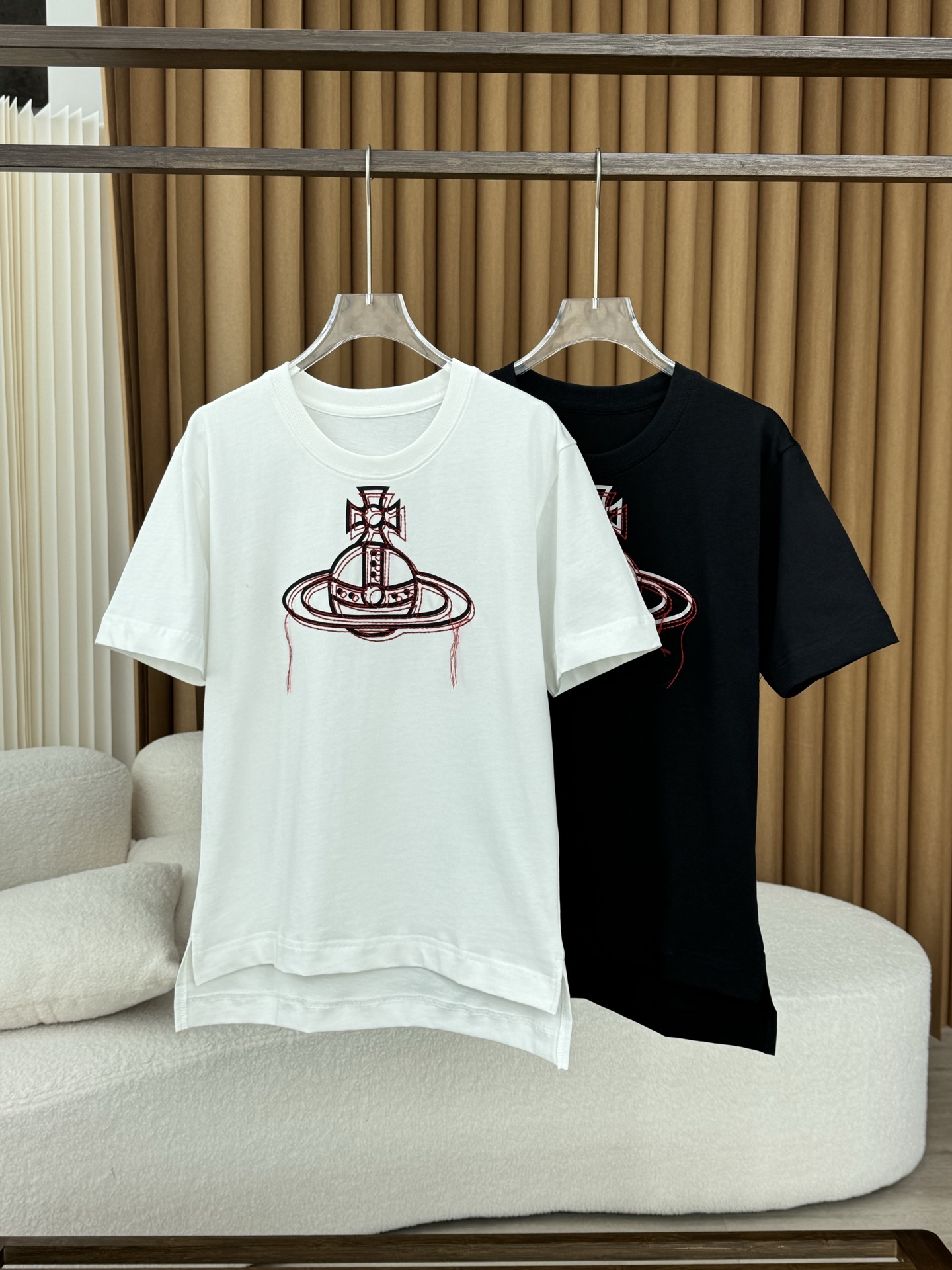 NO:837133,(Heavy embroidery) Vivienne/Vivian Queen Mother West embroidered double layer Saturn solid color loose oversize short-sleeved, lazy style casual retro short-sleeved planet top, the embroidery on the chest is meticulous, the vision is not monotonous, the Saturn logo logo, the ultra-exquisite iconic logo instantly enhances the fashion sense! The color of this short-sleeved shirt is also very clean and easy to control. It is very fresh and eye-catching, full of artistic sense, and easy to control. It enhances the fashion sense of the whole body. The bright breath blows towards the face and gives people a very clean feeling. The classic threaded round neck is simple and clean, and the angle design of the collar is reasonable and harmonious. It is the best inner wear/jacket. The shoulder sleeve design is full of inclusiveness and has a sense of laziness. The H-shaped straight cut gives unlimited matching space, and the short front and long hem make it more flexible to wear. The color scheme of the chest pattern is meticulous and does not look monotonous. The double-sided slit design increases the visual layering. There is nothing to say about the workmanship. Everything is neatly routed! The wiring at the splicing joints is very neat, and it looks very comfortable. The quality, workmanship, and cost-effectiveness are really unparalleled. Every detail is convincing enough. The imported 40-count high-density combed cotton material is selected for customers. It has a delicate and comfortable feel. It is not only skin-friendly but also very breathable. It is a good solution to the problem of hot summer. The fabric properties are extremely comfortable and delicate, and it has unparalleled breathability. The experience is wonderful! It is an indispensable treasure item that spans four seasons. This issue’s five-star recommended top items, versace, jackets & coats, T-shirt,19860909（重工刺绣） Vivienne/薇薇安 西太后刺绣双层土星纯色宽松oversize短袖 慵懒风休闲复古短袖星球上衣,胸前刺绣细致入微,视觉不单调,土星logo徽标,超精致标志性logo瞬间提升了时尚感！ 这款短袖的颜色也很干净,也很好驾驭,非常清新醒目,充满了艺术感,而且好驾驭提升全身的时尚感,明媚的气息扑面而来 给人一种很干净的感觉 经典螺纹圆领简约干净,领子的角度大小设计合理和谐,内搭/外套再好不过 肩袖设计包容感十足,又兼具慵懒感 H型直身剪裁赋予無限搭配空间,前短后长下摆穿着起来更加灵动 胸前图案配色细致入微视觉不单调,双侧开叉设计 增加视觉层次感 关于做工也是没话说的走线什么都很工整！拼接处的走线都是非常工整的,看着就很舒服 品质、做工以及性价比真的没的说,各方面的细节,都有足够的说服力 甄选客供进口40高支高密精梳棉材质,手感细腻舒适,不仅亲肤而且非常透气,很好的解决夏天闷热的这一烦恼,面料属性极为舒适细腻,且拥有无敌的透气性,体验感妙不可言！ 横跨四季 又是一件不可或缺的宝藏单品 本期五星推荐top单品,,versace,jackets & coats,T-shirt,,Women's clothing