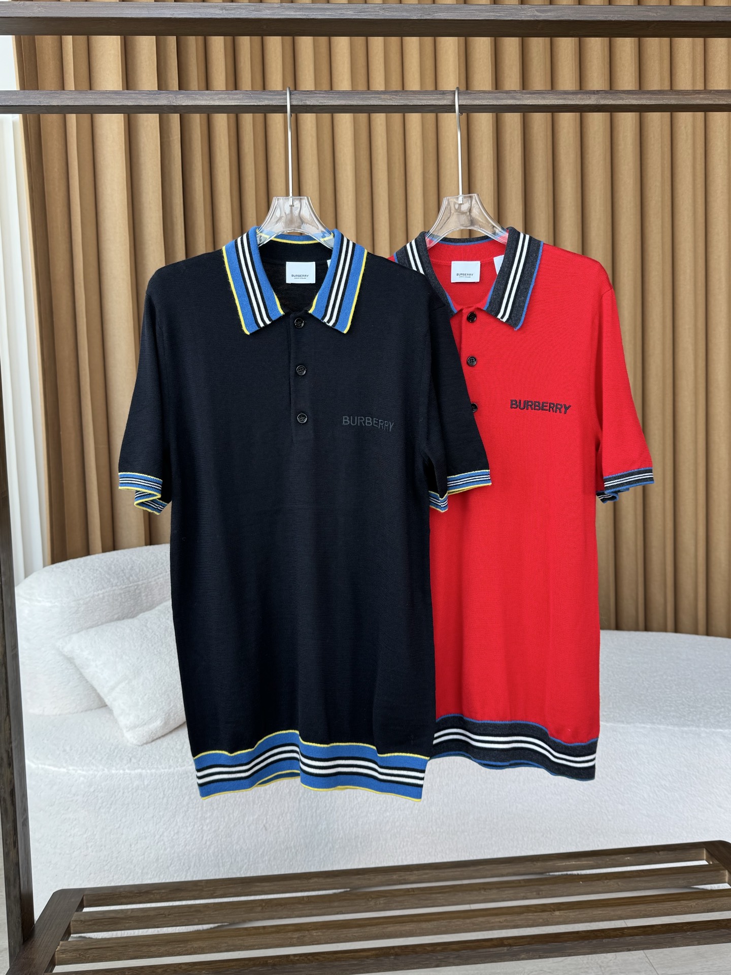 NO:837784,(100% wool material) Burberry/Burberry's new spring and summer classic wool blended knitted lapel polo shirt. The classic hot style is coming!  Pure original blood, functional wool sweater, the highest version on the market, showing a worsted stripe pattern, suitable for wearing alone or as an inner layer!  More delicate!  The super waxy and soft sheep wool is worth buying. The quality is definitely the original one!  !  Made of wool fabric, virgin wool is comfortable and breathable. The machine knitting density makes the fabric more noble and extraordinary!  !  !  Delicate texture and full drape!  It has excellent warmth and protection, long-term wear and rebound, and can stretch freely. Two colors are available, red and black, showing off the retro trend. The sleeves, collar, and hem are decorated with contrasting webbing, which originates from the college style of the Ivy League schools in the northeastern United States. The overall color matching is very atmospheric, with a sense of nobility of quality, and a dynamic and fashionable appeal!  The signature badge is exquisitely embroidered on the left chest, and the overall style is minimalist. The style can be business or casual, and is classic enough to wear with your eyes closed. The simple and casual style also uses the most classic contrasting stripe elements, making the entire sweater appear trendy and fashionable in simplicity!  Same style for men and women,,burberry,burberry,19860909（百分百羊毛材质） Burberry/巴宝莉 春夏新款经典羊毛混纺针织翻领polo衫 经典爆款来袭！纯原血统、 功能性羊毛针织衫 市场最高版本 呈现精纺的条纹图案,单穿内搭皆宜！更细腻！超糯软绵羊毛忒值得入手,品质上绝对是妥妥的原单品质！！ 采用羊毛面料,舒适透气兼备的初剪羊毛,器械针织密度让面料体现的更加尊贵不凡！！！质感细腻,垂坠感十足！保暖呵护性极佳,久穿回弹,伸展自如 两色可选红色 黑色 大秀复古风潮,衣袖,领口,下摆,饰有撞色织 带,源自美国东北部常春藤盟校的学院风格,整体配色视觉感非常大气,品质的高贵感,动感时髦的呼吁 ！ 左胸精工刺绣了招牌徽章,整体极简,风格上可商务可休闲,足够经典可以闭眼入的类型. 简约休闲的样式,而且还使用了最为经典的撞色条纹元素,让整件羊毛衫在简约中透露出潮流时髦！男女同款,,burberry,burberry,,Women's clothing