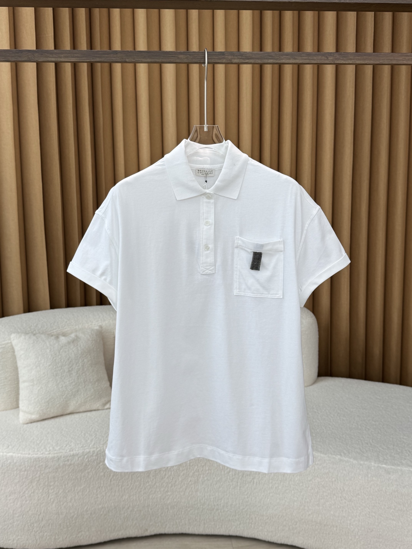 NO:909911,Women's Polo shirt; customized long-staple cotton Brunello Cucinelli/Brunello Cucinelli pocket beaded lapel short-sleeved Polo shirt. Early spring order from BRUNELLO CUCINELLI. Exclusive original order channel. Any BC items before have been looted by our old fans!  You only need to enter BC once and you won’t lose powder again!  Although the quantity is small, it does not affect its excellence. The price of a single product in any season is higher than that of LP, Fragrance, and H. It is the king of fabrics that is shocking!  If you find a treasure, come and rush for it!  !  The polo neckline with solid craftsmanship is simple and elegant. The logo on the chest is unique and elegant, highlighting the brand attitude. The color matching is light and simple, and the mixing and matching space is extremely high!  It seems simple, but its recognition is extremely high. Each piece of BC will be embedded with its unique exclusive metal beads. The luxurious combination with the fabric is the existence of the ceiling, the ultimate luxury experience. Basic and versatile solid color, a single item that can be worn every day. The inner jacket is also a bonus to meet your daily matching. You don’t need to adapt to the clothes, because when the clothes are on your body, they are automatically given a unique temperament.,, brunello cucinelli, loro piana, jackets &  coats, T-shirts,19860909女款Polo衫；定制长绒棉 Brunello Cucinelli/ 布鲁内洛·库奇内利 口袋钉珠条翻领短袖Polo衫 来自BRUNELLO CUCINELLI的早春订单 独家原单渠道,之前的任何bc单品,都被咱家老粉洗劫一空！BC只需要入一次就不会再脱粉！ 数量虽然少,但是不影响它优秀,任何季节的单品售价比LP,香,H的价格都高,惊掉下巴的面料之王！捡到宝,都来冲！！ 工艺扎实到位的polo领口,简约大方,胸前的logo标牌别致典雅,彰显品牌态度,配色轻熟简约,混搭空间极高！ 看似简约,但其辨识度是极高,每一件BC都会嵌着它独一无二的专属金属珠,和面料的高奢结合就是天花板的存在,极限的奢华体验 基础百搭纯色,日常就可以穿的单品,内搭外套也很加分,满足你的日常搭配.你不需要去迁就衣服,因为衣服到了你的身上,就自动被赋予了独特的气质.,,brunello cucinelli,loro piana,jackets & coats,T-shirt,,Women's clothing