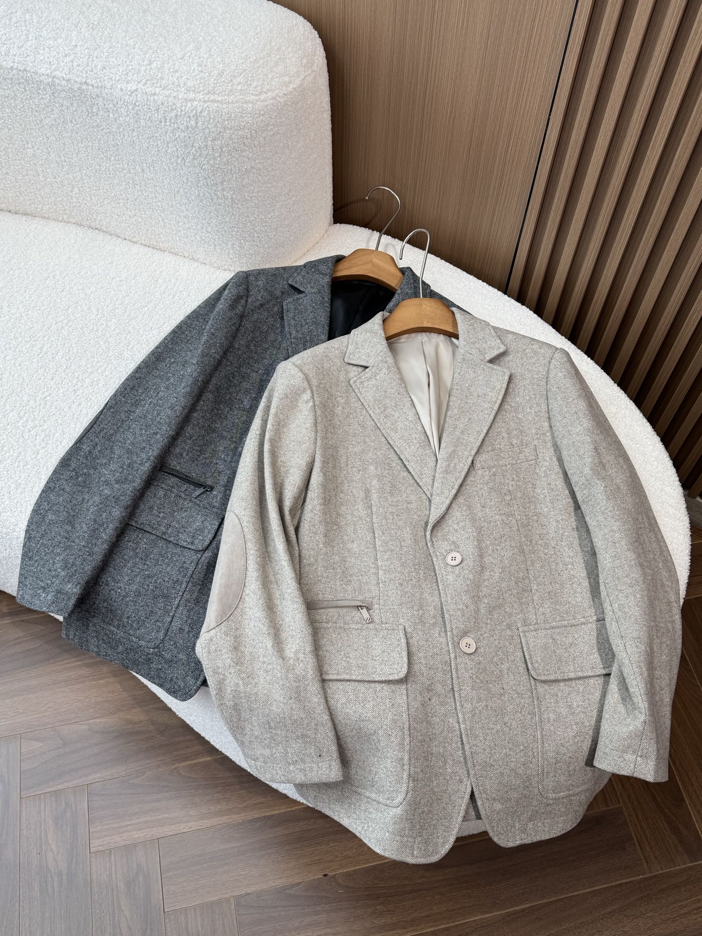 NO:547086,3D tailoring, waist-tightening and shaved make simple items look eye-catching and fashionable. It really has a visual effect that makes people look eye-catching. With the decent fitted cut, the upper body effect is absolutely first-class, absolutely amazing, absolutely brilliant enough, and absolutely fit the trend. In this way, it has the exquisite sense of casual business, alexander wang198609093D剪裁,收腰破缝让简约单品变的亮眼时尚 真的有种让人眼前一亮的视觉效果,搭配得体的合身版型的裁剪,其上身效果是绝对的一流,绝对的惊艳,绝对的足够出彩,也绝对的贴合潮流,如此一来,更具备那种休闲商务的精精致感、,,alexander wang,Men's clothing