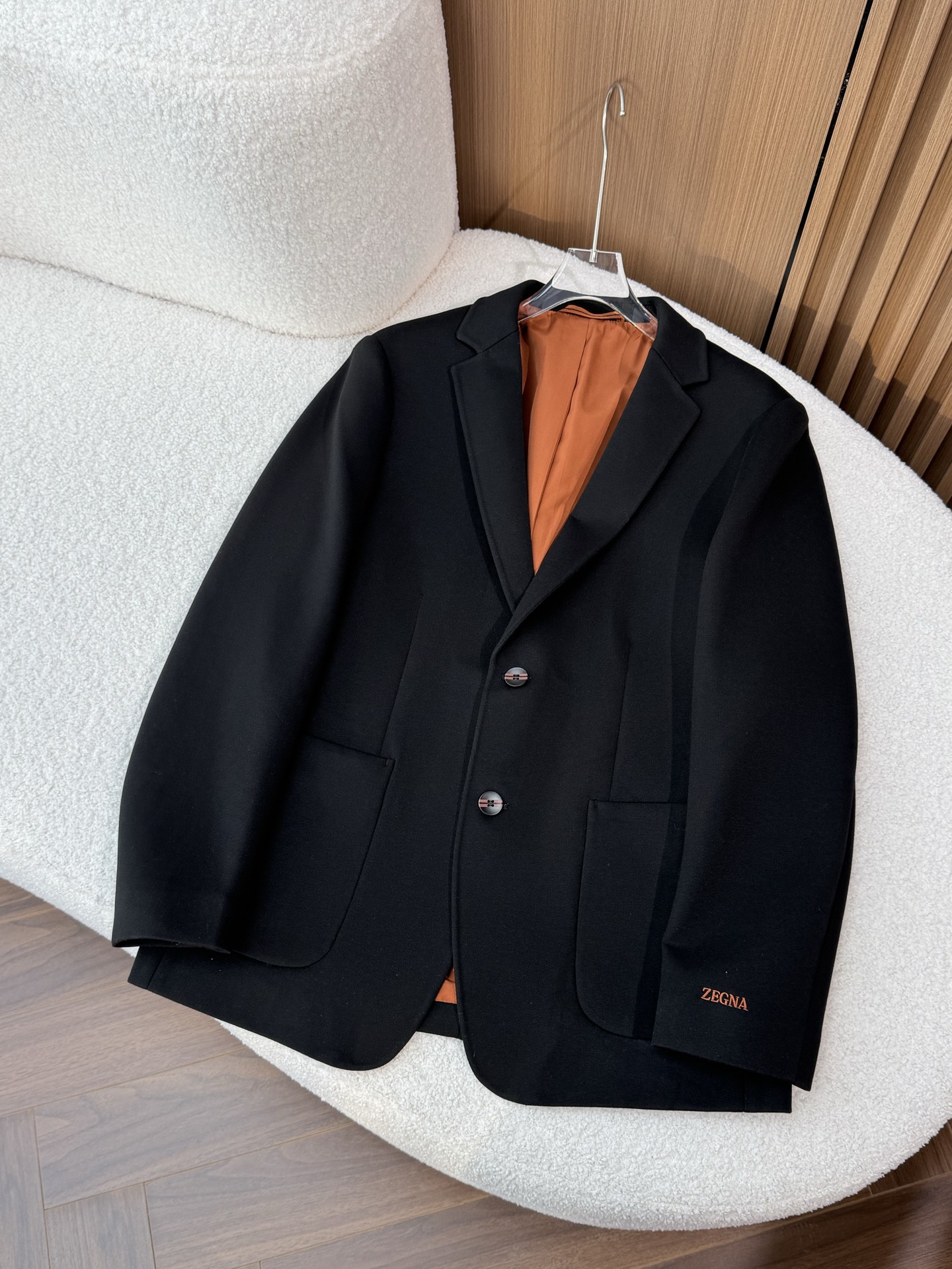 NO:501628,This ZEGNA/Jenia suit jacket is a slim fit style, with a fashionable and casual style. The classic flat neckline design has smooth and natural lines and can modify the neck lines. It uses a two-bar design, classic and elegant, can balance the body lines, and the upper body is more upright and agile. It is suitable for a variety of occasions, whether it is daily casual or formal occasions.,,zegna, jackets & coats,alexander wang19860909这款ZEGNA/杰尼亚西服外套属于修身合体版型,风格偏向时尚休闲 .经典的平驳领口设计,线条流畅自然,能够修饰颈部线条；采用两粒扣设计,经典大方,能平衡身体线条,上身更显挺拔矫健 ,适用于多种场合,无论是日常休闲还是正装场合都能轻松驾驭.,,zegna,jackets & coats,alexander wang,Men's clothing