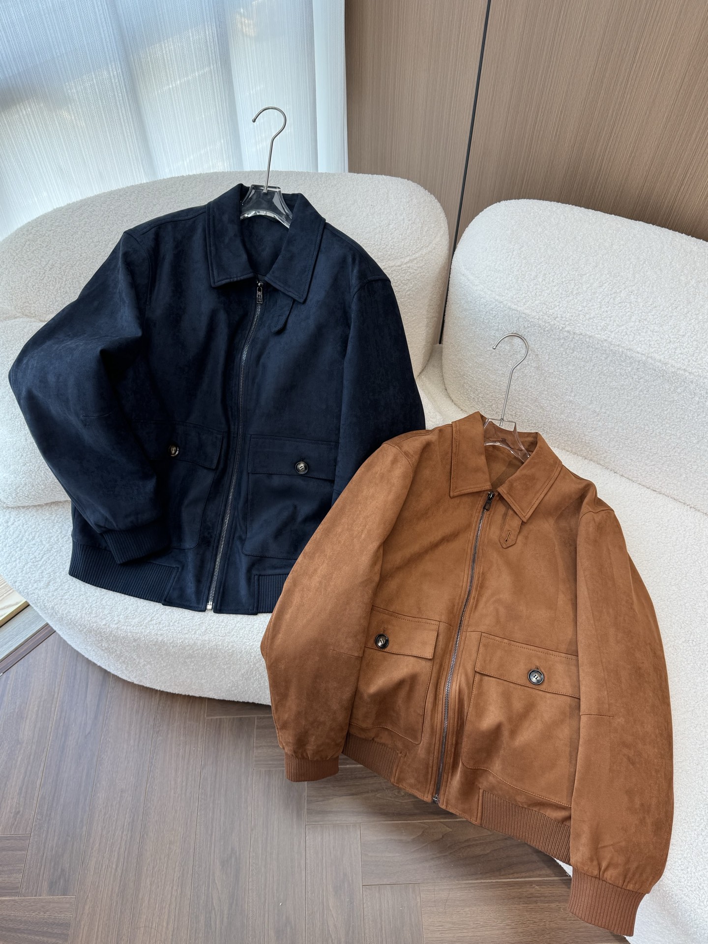 NO:513245,2 colors brown and navy blue. The brown style exudes a retro charm, giving people a warm and friendly feeling, while the navy blue style makes it more calm, low-key and fashionable. .,,alexander wang198609092个颜色棕色、藏青色 棕色款散发着复古韵味,给人温暖亲和感觉,藏青色款则更显沉稳、低调且不失时尚感. .,,alexander wang,Men's clothing