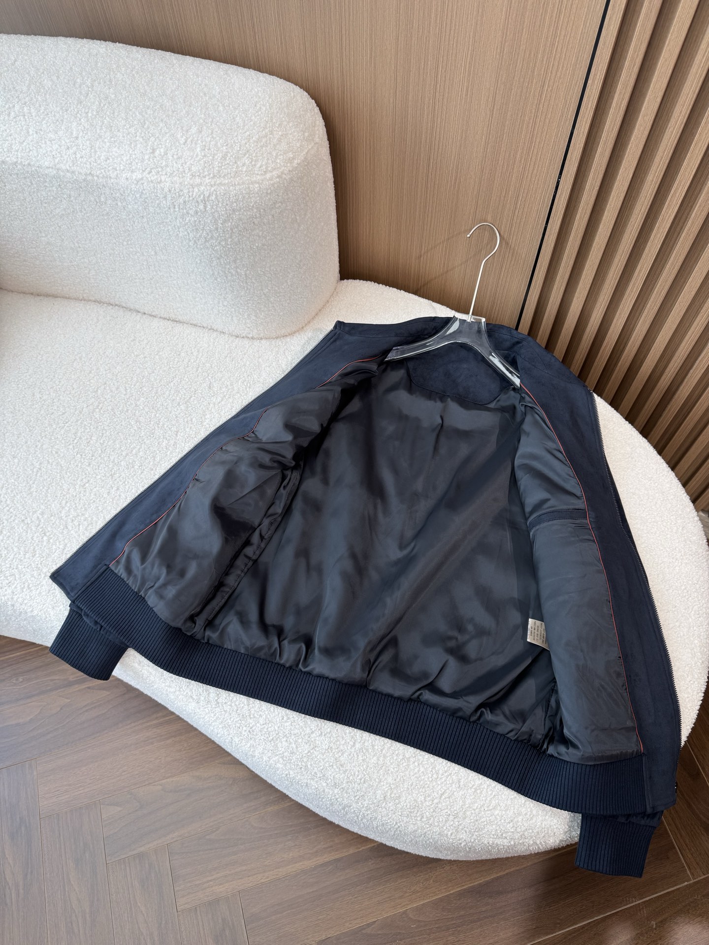 NO:513253,The inner lining is smooth, which can improve the comfort of wearing. The inner lining composition includes polyester fiber, etc., which may have the characteristics of wear resistance and easy to care..., alexander wang19860909内里展示,内衬材质光滑,能提升穿着的舒适度,内衬成分包含聚酯纤维等 ,可能具有耐磨、易打理的特点..,,alexander wang,Men's clothing