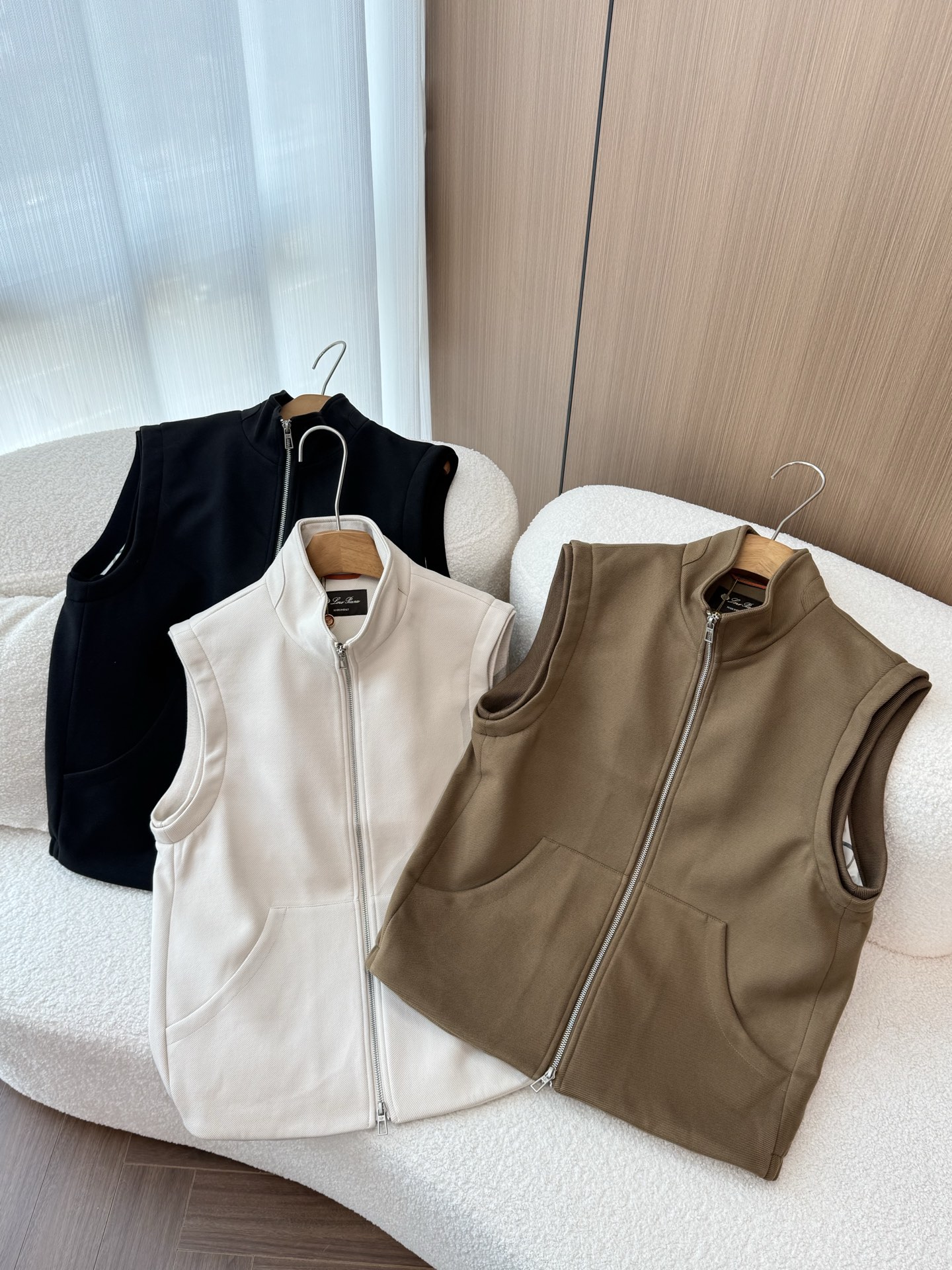 NO:501656,Three colors such as khaki, beige, black, etc. These colors are relatively easy to match and outdated tones, which can meet the preferences and matching needs of different consumers.,,alexander wang19860909三个颜色卡其色、米白色、黑色等经典颜色,这些颜色都属于比较容易搭配且不过时的色调,能满足不同消费者的喜好和搭配需求.,,alexander wang,Men's clothing