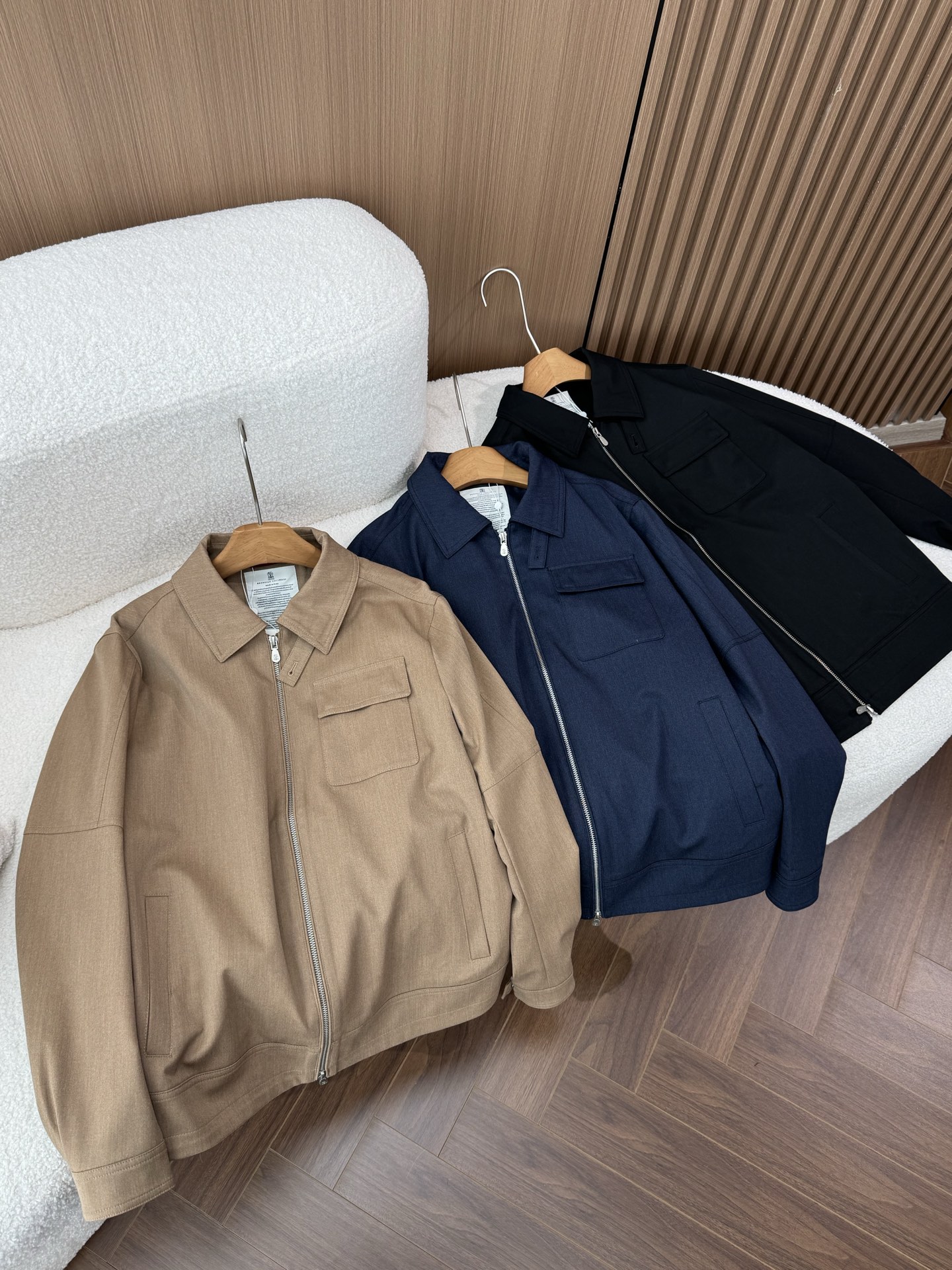 NO:501648,The 3 colors provide three classic and versatile colors, light brown, black and navy blue, to meet the preferences and matching needs of different consumers.,,alexander wang198609093个颜色提供了三种经典且百搭的颜色,浅咖色、黑色和藏蓝色,满足不同消费者的喜好和搭配需求.,,alexander wang,Men's clothing