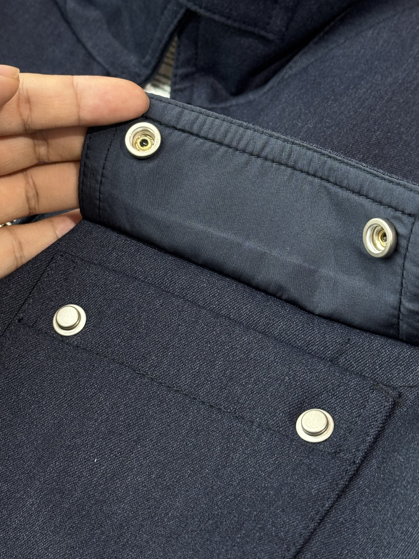 NO:501662,There is a button design at the cuffs, which can adjust the tightness of the cuffs according to needs, which can not only prevent wind and keep warm, but also shape different styles of wear. There is a pocket on the chest to facilitate the placement of small personal belongings, such as keys, cards, etc., and also increases the layering and decorativeness of the jacket.,,jackets & coats,alexander wang19860909袖口处有纽扣设计,可根据需求调节袖口的松紧程度,既能防风保暖,又能塑造不同的穿着风格. 胸前设有口袋,方便放置一些小型随身物品,如钥匙、卡片等,同时也增加了外套的层次感和装饰性.,,jackets & coats,alexander wang,Men's clothing