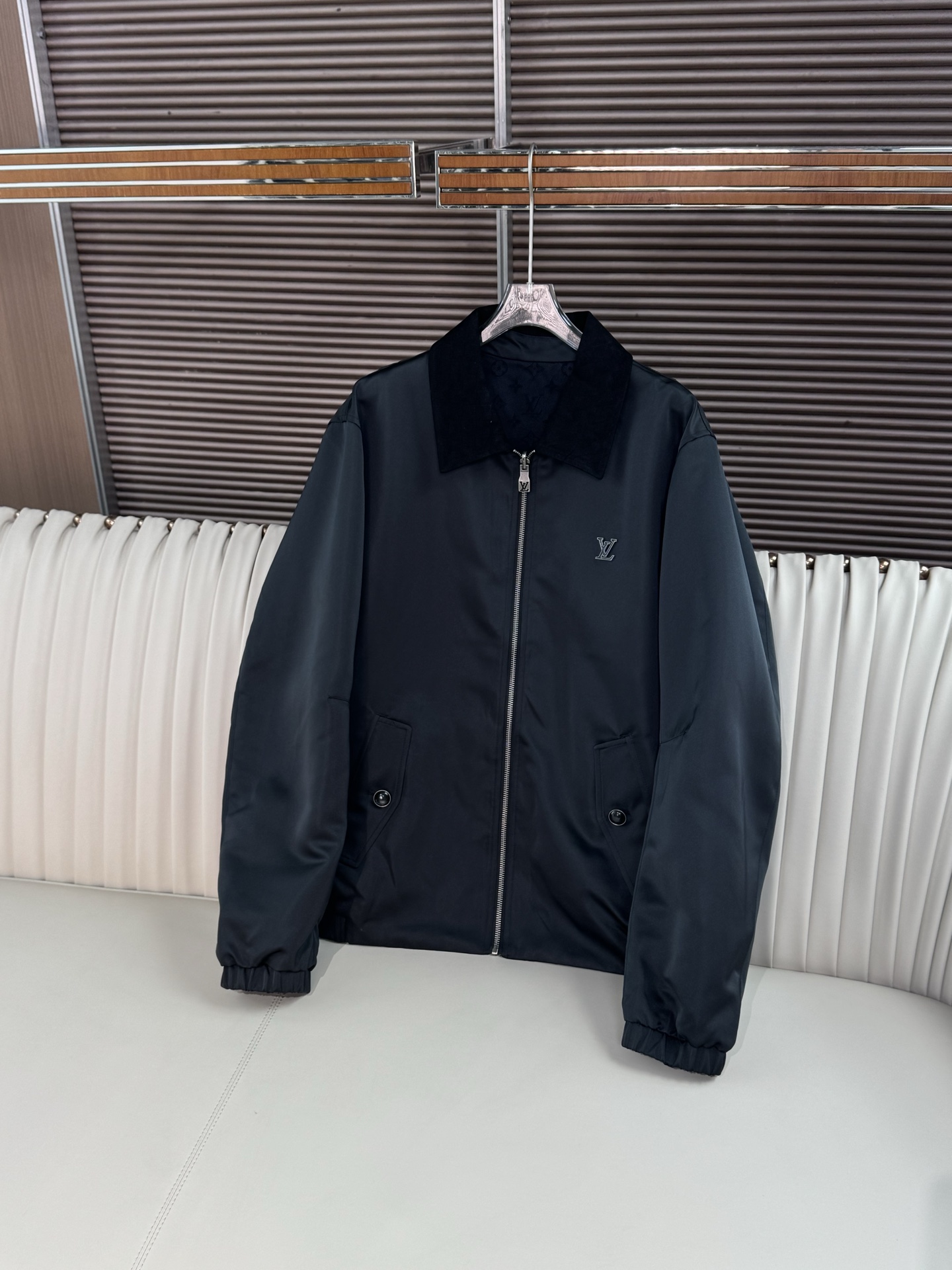 NO:501638,LV/Louis Vuitton 2025 men's jacket leather collar zipper black jacquard double-sided jacket classic black, versatile and calm temperament. Regular style, suitable for most body shapes to wear, move freely and without losing the sense of fashion. Fabric 81 polyamide, 19 cotton. Polyamide makes the fabric wear-resistant, wrinkle-resistant and waterproof, while cotton increases the comfort of wearing. The double-sided design has different styles and textures, one side has the iconic Monogram jacquard woven pattern and the other side is solid satin to meet the diverse wear needs. Details are used as leather collar to enhance texture and grade, and the side of the leather collar is decorated with jacquard textured iconic patterns. Zipper opening and closing, and the zipper head has the LV logo, which is highly recognizable.  Black pearl effect button pockets, adding unique details; two solid color pockets with flip covers on the sides, practical and beautiful; two large jacquard textured side pockets are also available for easy placement of items. Metal details have solid metal details on the side chest, which adds a sense of sophistication and design. The sleeve details are ribbed cuffs and hem, which fit the body, helps to protect against wind and keep warm, and creates a neat appearance. The brand logo has a metal LV first letter logo on the chest and a button with the LV brand logo to highlight the brand identity; it is also equipped with iconic leather patches to further enhance the brand characteristics.,,louis vuitton,louis vuitton,jackets & coats,jackets & coats,alexander wang19860909LV/路易威登2025款男装外套皮革衣领拉链黑色提花双面夹克 经典黑色,百搭且彰显沉稳气质.常规版型,适合大多数身形穿着,活动自如又不失时尚感. 面料81聚酰胺,19棉.聚酰胺使面料耐磨、抗皱且具有一定防水性,棉则增加了穿着的舒适度. 双面设计具有不同风格和质感,一面带有标志性Monogram提花梭织图案 ,另一面是纯色缎面,满足多样化穿搭需求. 细节特征 采用皮革衣领,提升质感与档次,且皮革衣领侧面饰有提花纹理标志性图案. 拉链开合,拉链头上带有LV标志,品牌辨识度高. 黑色珍珠效果纽扣口袋,增添独特细节；两个侧面带翻盖的纯色口袋,实用且美观；侧面还有两个提花纹理的大侧袋,方便放置物品. 金属细节侧面胸部有纯色金属细节,增加精致感和设计感. 袖摆细节罗纹袖口和下摆,贴合身体,有助于防风保暖,同时塑造利落外观. 品牌标识胸前有金属LV首字母标志,以及带有LV品牌标志的纽扣,彰显品牌身份；还配有标志性皮革贴饰,进一步强化品牌特征.,,louis vuitton,louis vuitton,jackets & coats,jackets & coats,alexander wang,Men's clothing