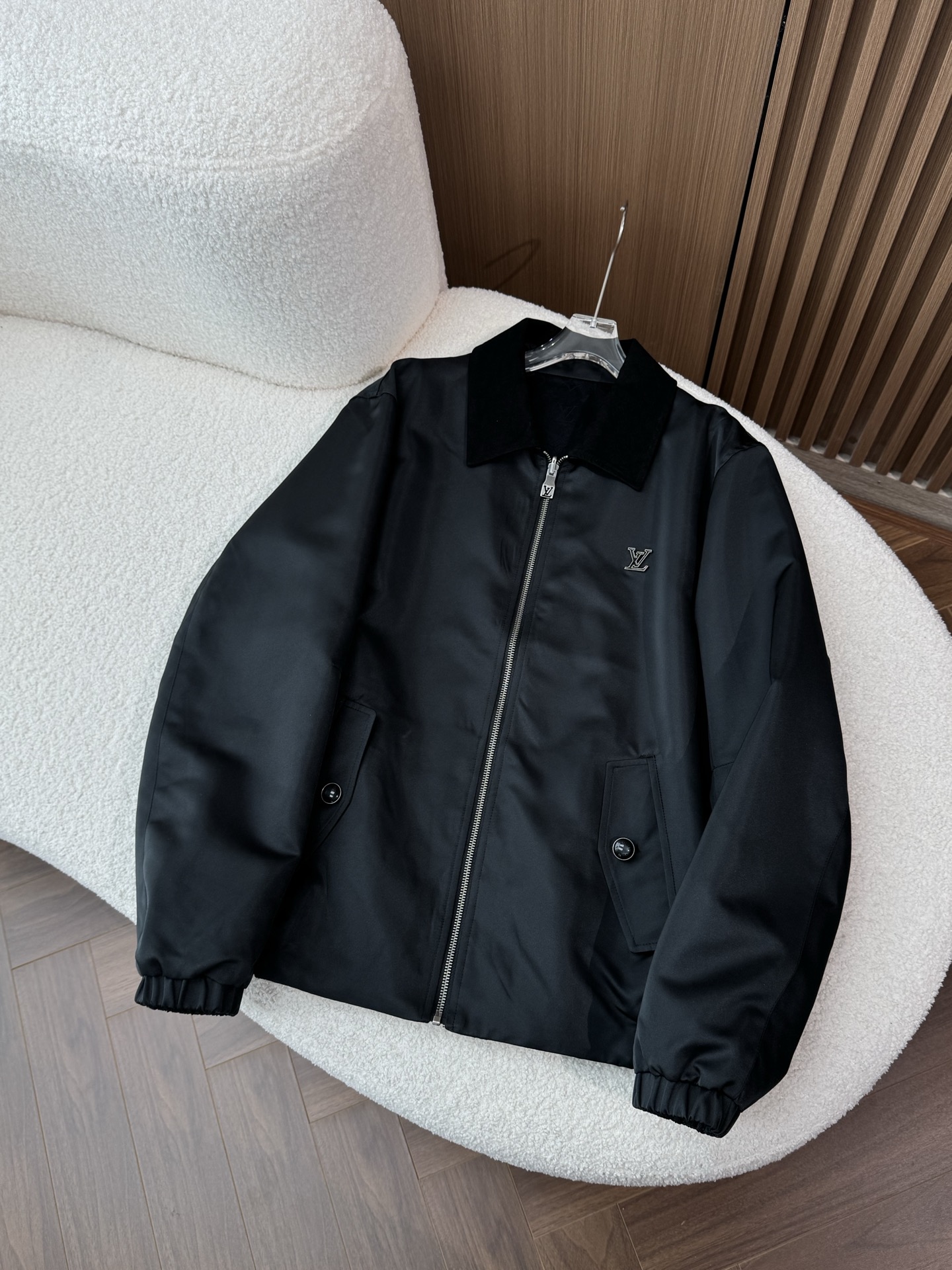 NO:501644,Classic black, versatile and calm temperament. The regular style is suitable for most body shapes to wear, freely move without losing the sense of fashion.,,alexander wang19860909经典黑色,百搭且彰显沉稳气质.常规版型,适合大多数身形穿着,活动自如又不失时尚感.,,alexander wang,Men's clothing