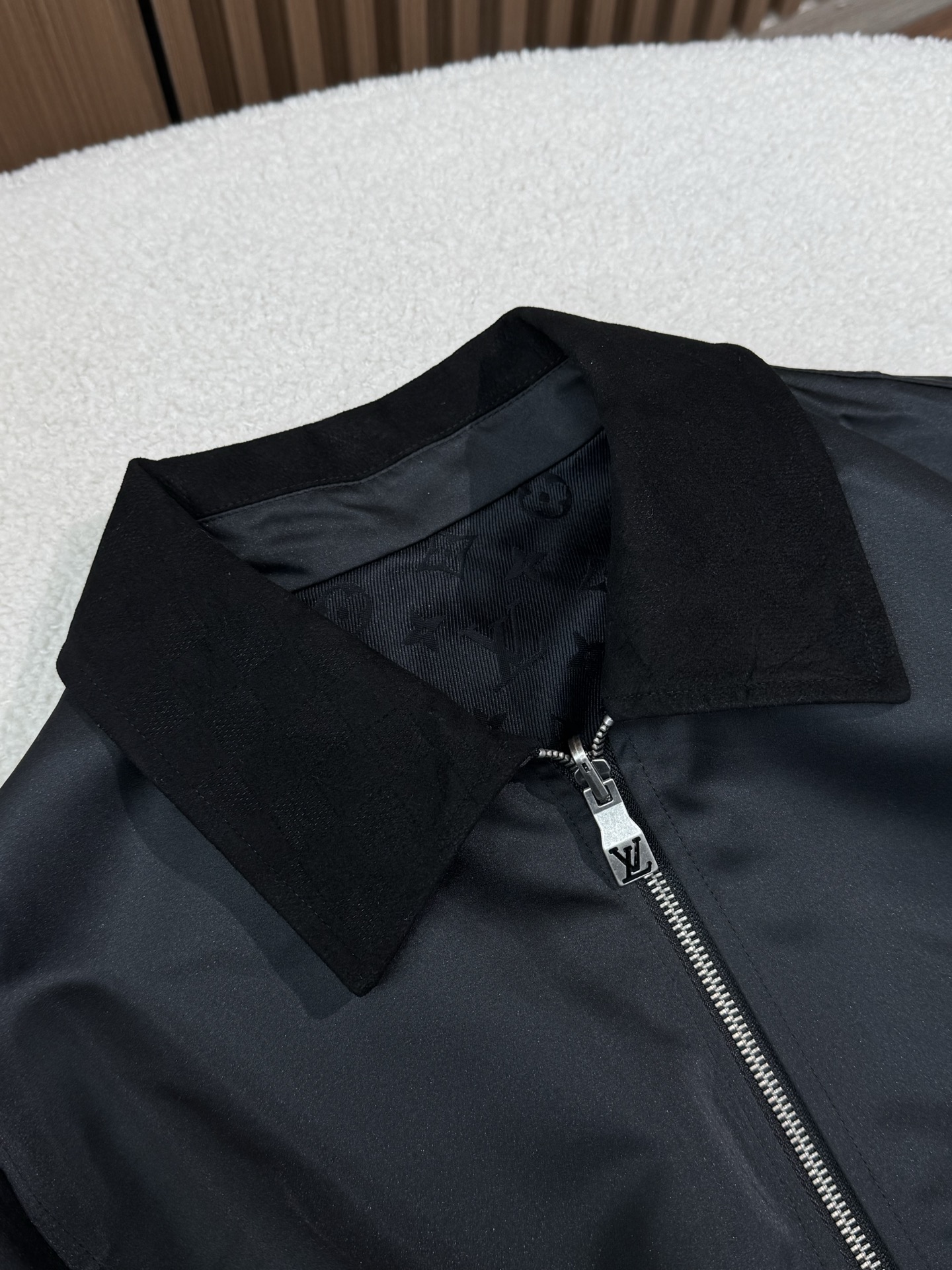 NO:501647,Leather collar is used to enhance texture and grade, and the side of the leather collar is decorated with jacquard texture iconic pattern.,,alexander wang19860909采用皮革衣领,提升质感与档次,且皮革衣领侧面饰有提花纹理标志性图案.,,alexander wang,Men's clothing