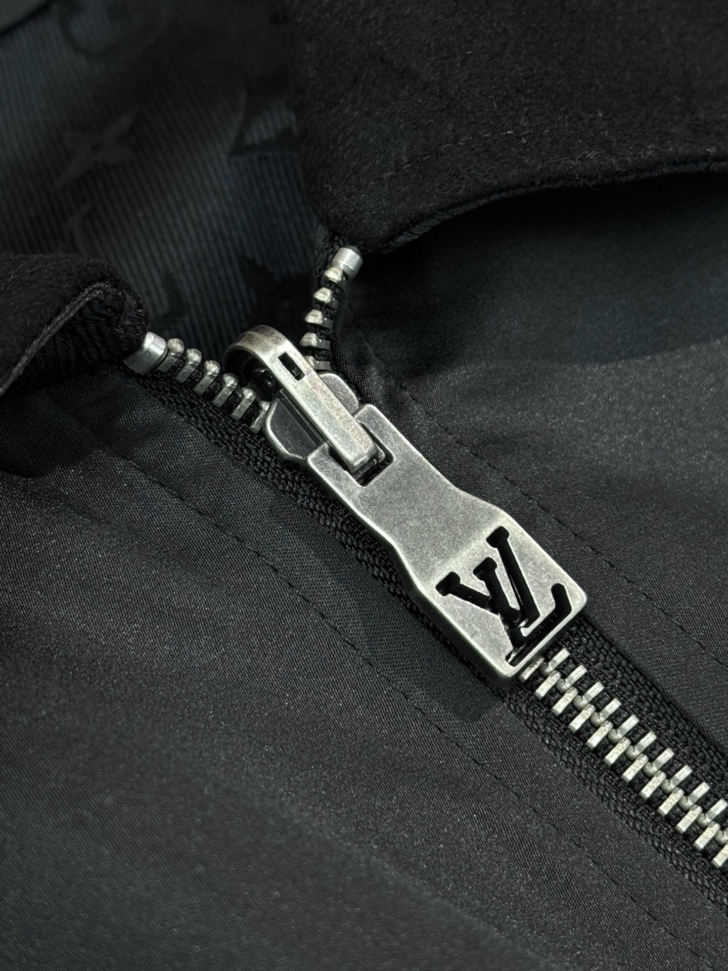 NO:501650,Zipper opening and closing, the zipper head has an LV logo, which has a high brand recognition., louis vuitton, alexander wang19860909拉链开合,拉链头上带有LV标志,品牌辨识度高.,,louis vuitton,alexander wang,Men's clothing