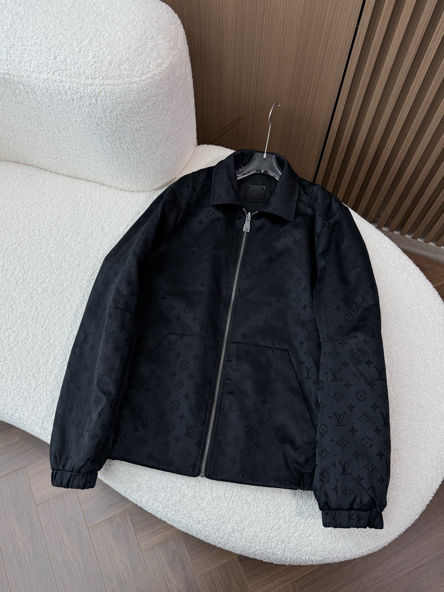 NO:501641,The double-sided design has different styles and textures. One side has the iconic Monogram jacquard woven pattern and the other side is solid satin to meet the diverse outfit needs., Alexander wang19860909双面设计具有不同风格和质感,一面带有标志性Monogram提花梭织图案 ,另一面是纯色缎面,满足多样化穿搭需求,,alexander wang,Men's clothing