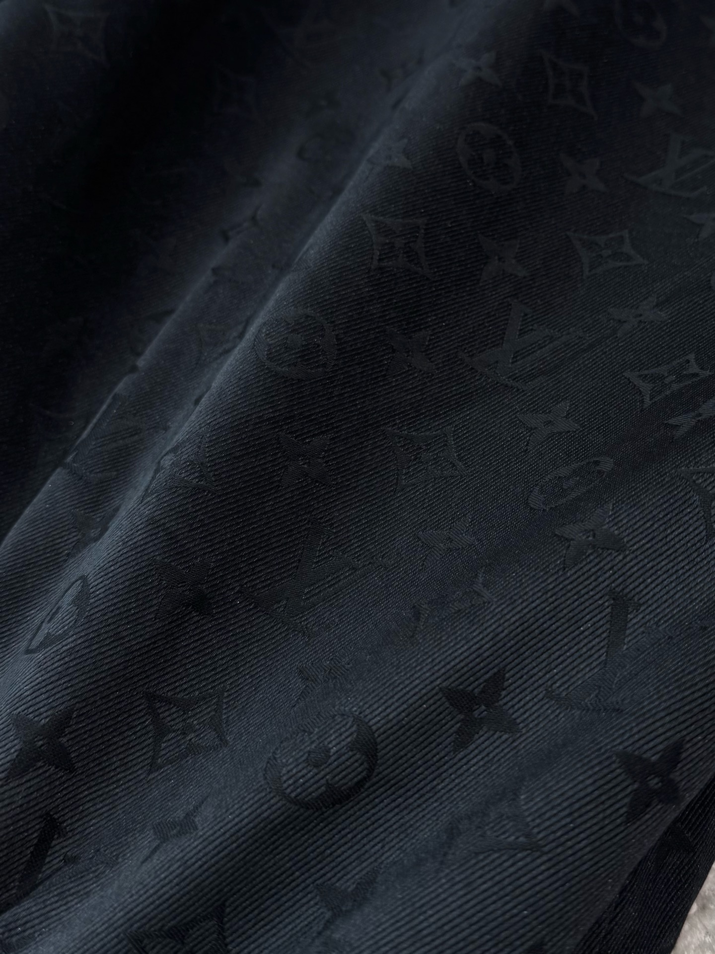 NO:501653,Fabric 81 polyamide, 19 cotton. Polyamide makes the fabric wear-resistant, wrinkle-resistant and has a certain waterproofness, while cotton increases the comfort of wearing.,,alexander wang19860909面料81聚酰胺,19棉.聚酰胺使面料耐磨、抗皱且具有一定防水性,棉则增加了穿着的舒适度.,,alexander wang,Men's clothing