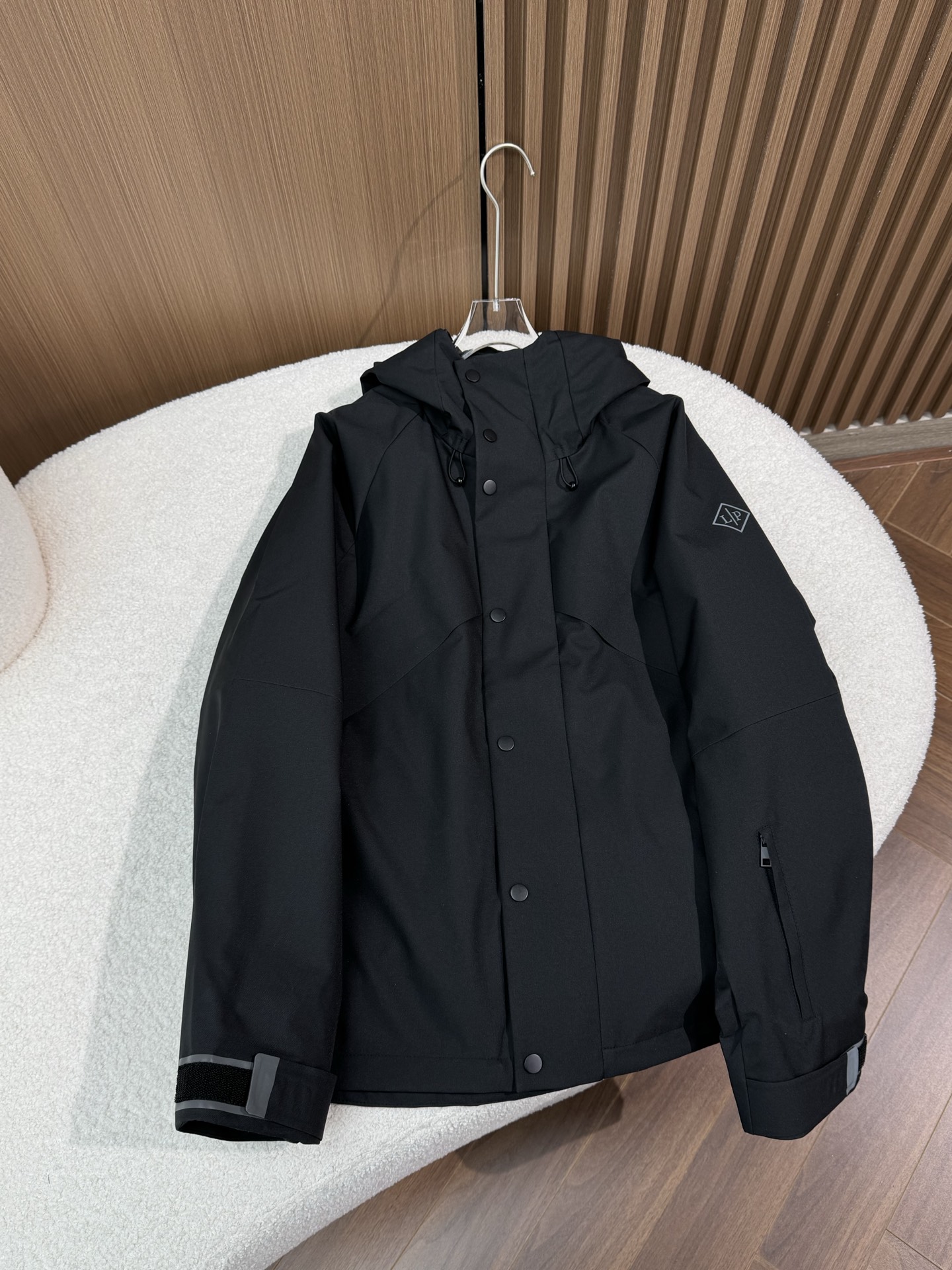 NO:547129,LP/Nuoyou Pianya 2025 new classic outdoor casual autumn men's hooded jacket jacket jacket. Two colors are khaki and black, and the style is simple and versatile, suitable for wearing in various occasions. Hooded design increases outdoor windproof performance. External details The front of the button jacket is closed with black buttons for easy putting on and off. The logo has a 'LP' logo printed on the sleeve of the clothes, which is square, increasing brand recognition. The zipper is made of black zipper, which is not only practical, but also coordinates with the overall style. The zipper head design is simple and easy to operate. The pocket is equipped with an oblique plug pocket to meet the daily needs of placing small objects. The pocket has a zipper design to ensure that the items are not easy to fall when moving. The cuff cuffs are equipped with a Velcro tie design, which can adjust the elasticity according to needs, play a windproof and warmth, and also increases the styling. Internal details  The inner lining is similar to the main body of the jacket, and it uses smooth fabric for comfortable wear. The inner pocket has multiple pockets on the lining, which is convenient for storage of valuables. Some pockets are also zippered and closed, which is highly safe. The diversified combination of the removable waist-closed snap design allows the inner lining to choose whether to retain the waist-closing effect when worn alone or with other coats, which increases the diversity and flexibility of wearing. The adjustable drawstring is provided at the hem, which can adjust the elasticity and tightness according to the wearer's needs, effectively blocking the cold air from pouring in, and at the same time create different wear styles. The base fabric of the jacket (outer fabric) is polyester fiber, this double-width base fabric waterproof fabric has good waterproof and windproof performance, suitable for outdoor wear; the lining is also polyester fiber, ensuring comfort.,,loro piano, jackets &  coats, jackets & coats,hats,alexander wang19860909LP/诺悠翩雅 2025新品经典户外休闲秋季男士连帽夹克外套冲锋衣 2个颜色有卡其色和黑色,款式简约百搭,适合多种场合穿着.连帽设计,增加户外防风性能. 外部细节 纽扣外套正面采用黑色纽扣进行闭合,方便穿脱. 标志在衣服的袖部有“LP”标志印花,呈方形,增加品牌辨识度. 拉链采用黑色拉链,不仅实用,而且与整体风格相协调,拉链头设计简洁,便于操作. 口袋设有斜插式口袋,满足日常放置小物件的需求,口袋口有拉链设计,保证物品在运动时不易掉落. 袖口袖口处配有魔术贴束口设计,能够根据需求调节松紧,起到防风保暖作用,同时也增加造型感. 内部细节 内衬内衬与外套主体颜色相近,采用顺滑的面料,穿着舒适. 内部口袋在内衬上设有多个口袋,方便收纳贵重物品,部分口袋也有拉链闭合 ,安全性高. 多样化搭配可拆卸的收腰按扣设计,使得内衬在单独穿着或者与其他外套搭配穿着时,都能根据实际情况选择是否保留收腰效果,增加了穿着搭配的多样性和灵活性. 下摆调节下摆处设有可调节的抽绳,可根据穿着者的需求调整松紧,有效阻挡冷风灌入,同时塑造不同的穿着造型. 外套基布（外层面料）为聚酯纤维,这种双经基布防水面料,具有良好的防水、防风性能,适合户外穿着；里衬同样是聚酯纤维,保证穿着舒适度.,,loro piana,jackets & coats,jackets & coats,hats,alexander wang,Men's clothing