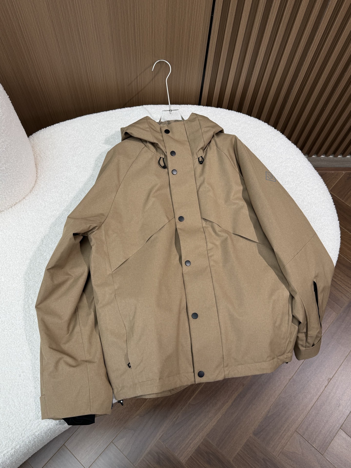 NO:547135,LP/Nuoyou Pianya 2025 new classic outdoor casual autumn men's hooded jacket jacket jacket. Two colors are khaki and black, and the style is simple and versatile, suitable for wearing in various occasions. Hooded design increases outdoor windproof performance. External details The front of the button jacket is closed with black buttons for easy putting on and off. The logo has a 'LP' logo printed on the sleeve of the clothes, which is square, increasing brand recognition. The zipper is made of black zipper, which is not only practical, but also coordinates with the overall style. The zipper head design is simple and easy to operate. The pocket is equipped with an oblique plug pocket to meet the daily needs of placing small objects. The pocket has a zipper design to ensure that the items are not easy to fall when moving. The cuff cuffs are equipped with a Velcro tie design, which can adjust the elasticity according to needs, play a windproof and warmth, and also increases the styling. Internal details  The inner lining is similar to the main body of the jacket, and it uses smooth fabric for comfortable wear. The inner pocket has multiple pockets on the lining, which is convenient for storage of valuables. Some pockets are also zippered and closed, which is highly safe. The diversified combination of the removable waist-closed snap design allows the inner lining to choose whether to retain the waist-closing effect when worn alone or with other coats, which increases the diversity and flexibility of wearing. The adjustable drawstring is provided at the hem, which can adjust the elasticity and tightness according to the wearer's needs, effectively blocking the cold air from pouring in, and at the same time create different wear styles. The base fabric of the jacket (outer fabric) is polyester fiber, this double-width base fabric waterproof fabric has good waterproof and windproof performance, suitable for outdoor wear; the lining is also polyester fiber, ensuring comfort.,,loro piano, jackets &  coats, jackets & coats,hats,alexander wang19860909LP/诺悠翩雅 2025新品经典户外休闲秋季男士连帽夹克外套冲锋衣 2个颜色有卡其色和黑色,款式简约百搭,适合多种场合穿着.连帽设计,增加户外防风性能. 外部细节 纽扣外套正面采用黑色纽扣进行闭合,方便穿脱. 标志在衣服的袖部有“LP”标志印花,呈方形,增加品牌辨识度. 拉链采用黑色拉链,不仅实用,而且与整体风格相协调,拉链头设计简洁,便于操作. 口袋设有斜插式口袋,满足日常放置小物件的需求,口袋口有拉链设计,保证物品在运动时不易掉落. 袖口袖口处配有魔术贴束口设计,能够根据需求调节松紧,起到防风保暖作用,同时也增加造型感. 内部细节 内衬内衬与外套主体颜色相近,采用顺滑的面料,穿着舒适. 内部口袋在内衬上设有多个口袋,方便收纳贵重物品,部分口袋也有拉链闭合 ,安全性高. 多样化搭配可拆卸的收腰按扣设计,使得内衬在单独穿着或者与其他外套搭配穿着时,都能根据实际情况选择是否保留收腰效果,增加了穿着搭配的多样性和灵活性. 下摆调节下摆处设有可调节的抽绳,可根据穿着者的需求调整松紧,有效阻挡冷风灌入,同时塑造不同的穿着造型. 外套基布（外层面料）为聚酯纤维,这种双经基布防水面料,具有良好的防水、防风性能,适合户外穿着；里衬同样是聚酯纤维,保证穿着舒适度.,,loro piana,jackets & coats,jackets & coats,hats,alexander wang,Men's clothing