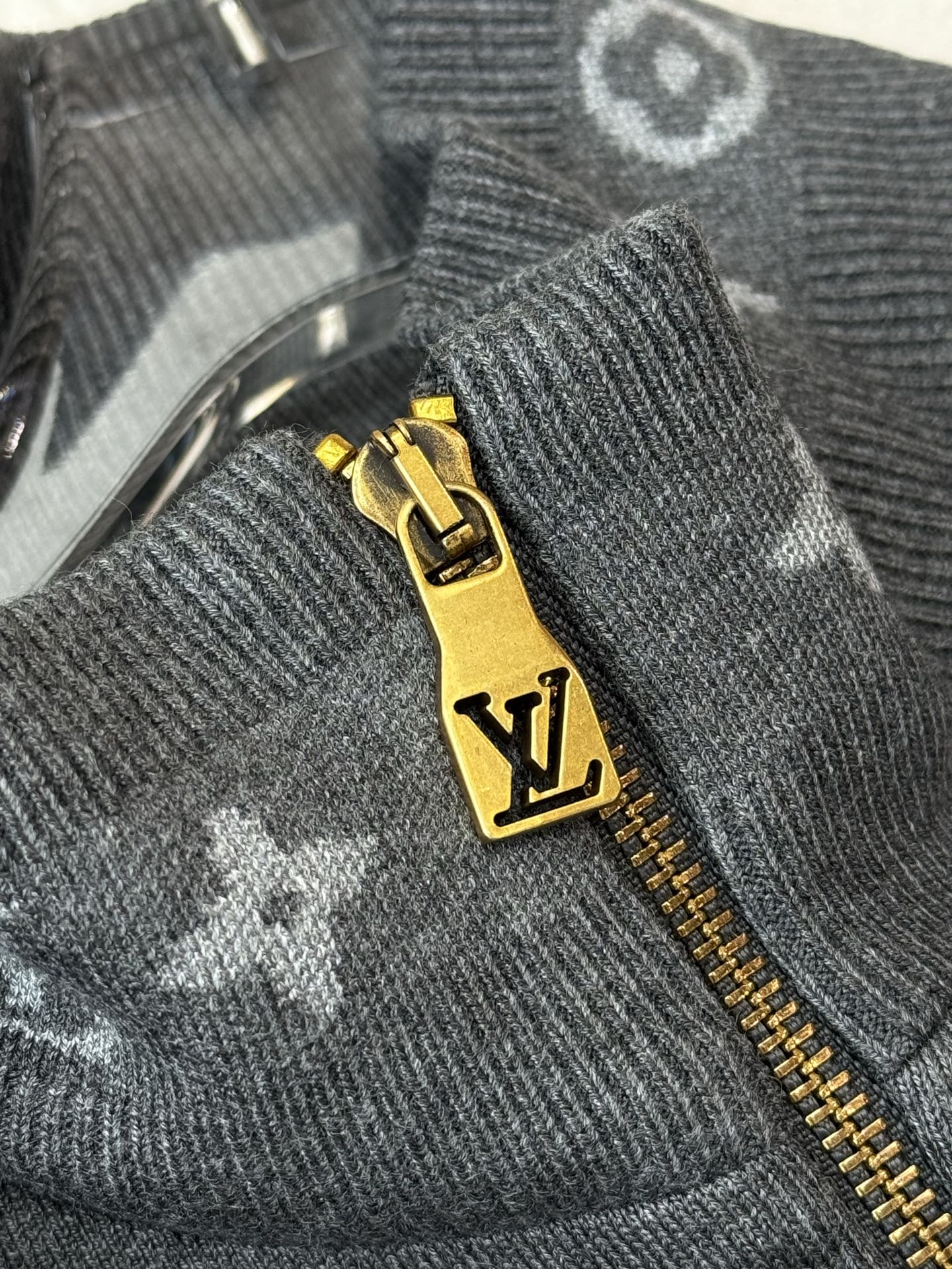 NO:518395,The zipper head is made of gold zipper, with a striking LV logo, which not only ensures smooth pulling and tucking in functionality, but also adds a sense of luxury visually, becoming the finishing touch of the jacket.,,louis vuitton, jackets & coats,alexander wang19860909采用金色拉链,拉链头上带有醒目的LV标志,不仅在功能性上保证顺畅拉合,在视觉上也增添了奢华感,成为夹克的点睛之笔.,,louis vuitton,jackets & coats,alexander wang,Men's clothing