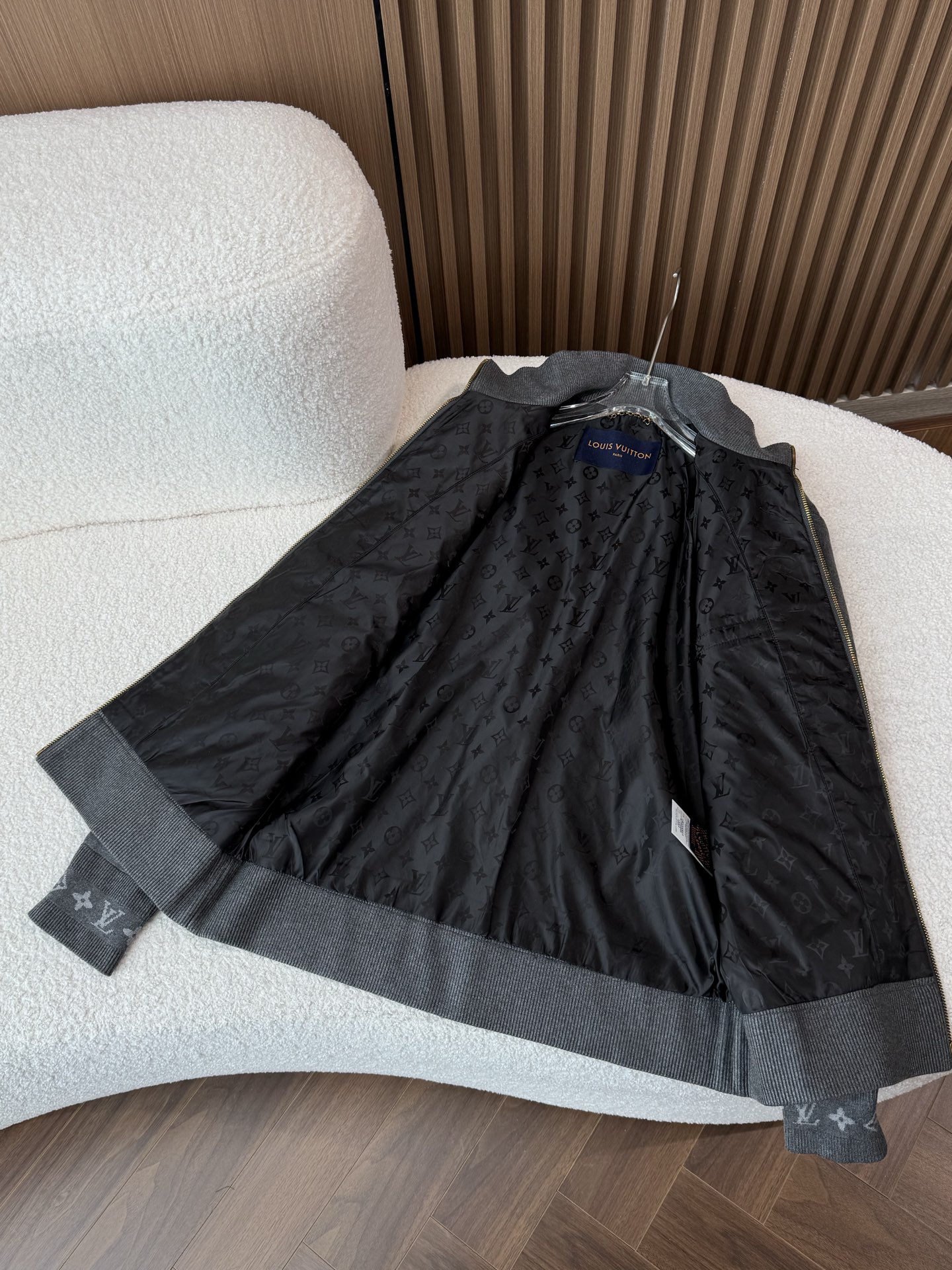 NO:518397,The other side uses fabrics of different textures or styles, which increases the diversity and practicality of the wear. The inside is full of printed Monogram patterns, which are both beautiful and highlight the brand style., Alexander wang19860909另一面采用了不同质感或风格的面料,增加了穿着的多样性和实用性.内侧带有满印的Monogram图案,既美观又彰显品牌格调,,alexander wang,Men's clothing